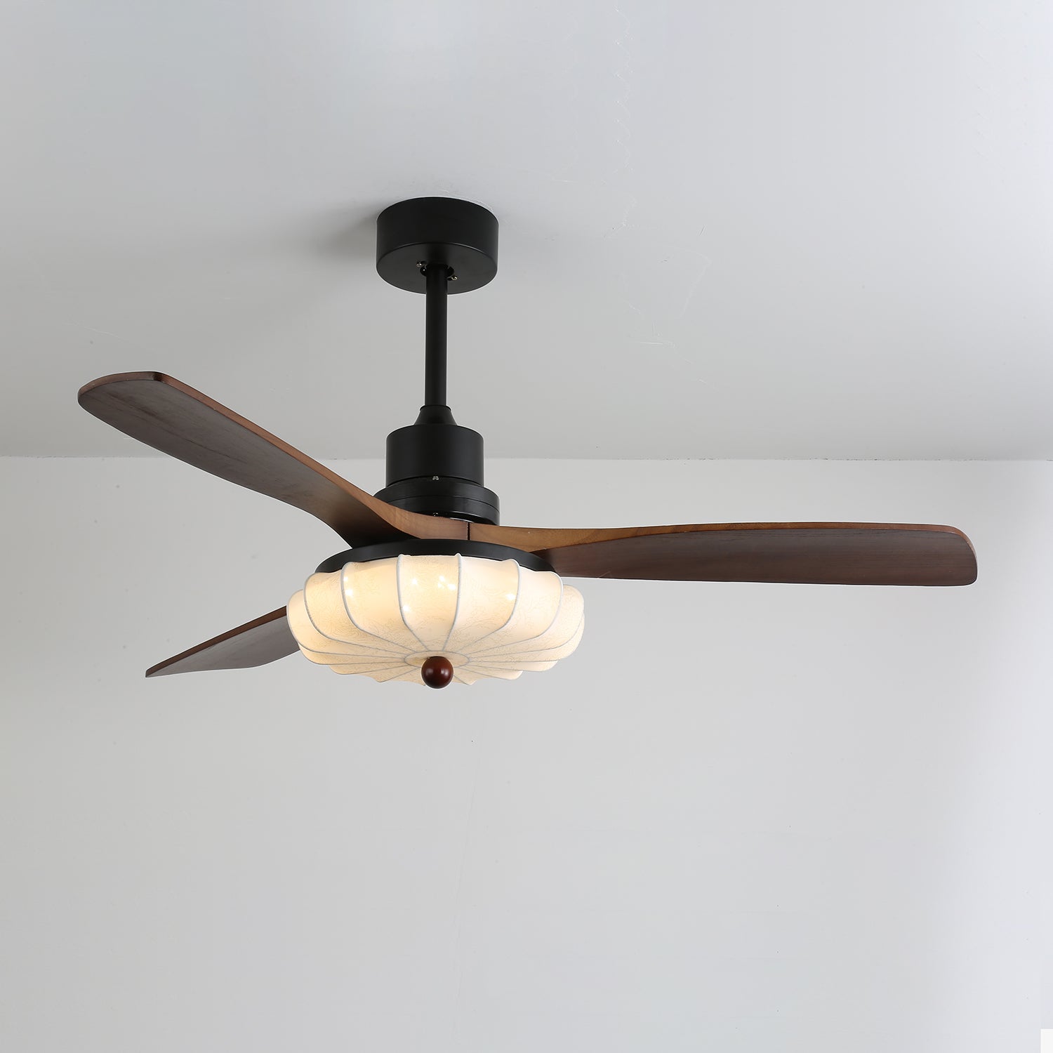 Ventilator de tavan cu iluminare | Motor DC | Abajur din bumbac cu model de lotus | Pale din lemn de nuc | Reglabil și reversibil - Lamylie