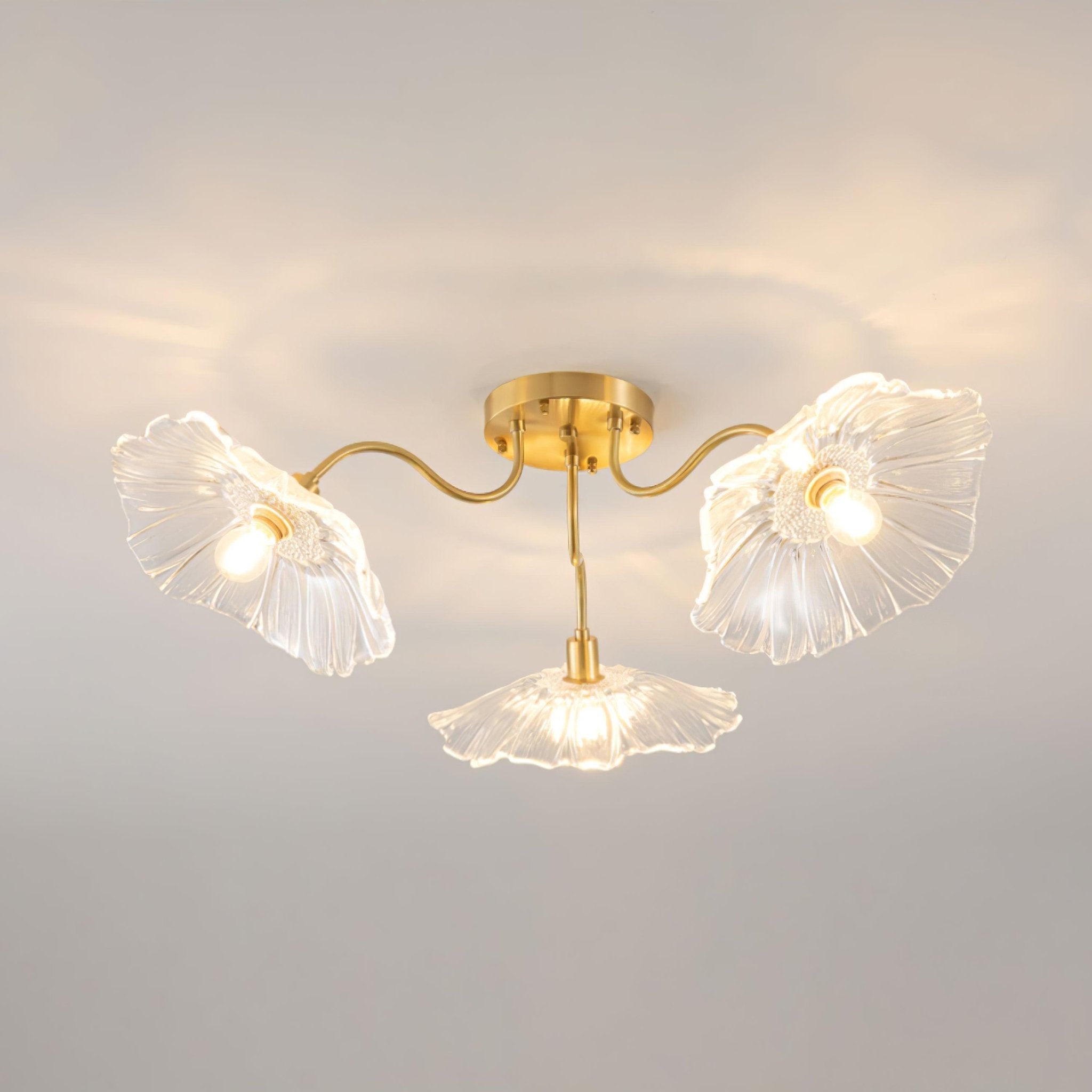 Glas-Deckenlampe mit Blattmotiv | 3, 5 oder 6 Lichtpunkte | Goldene Fassung mit Klarem oder Rosa Mattglas - Lamylie