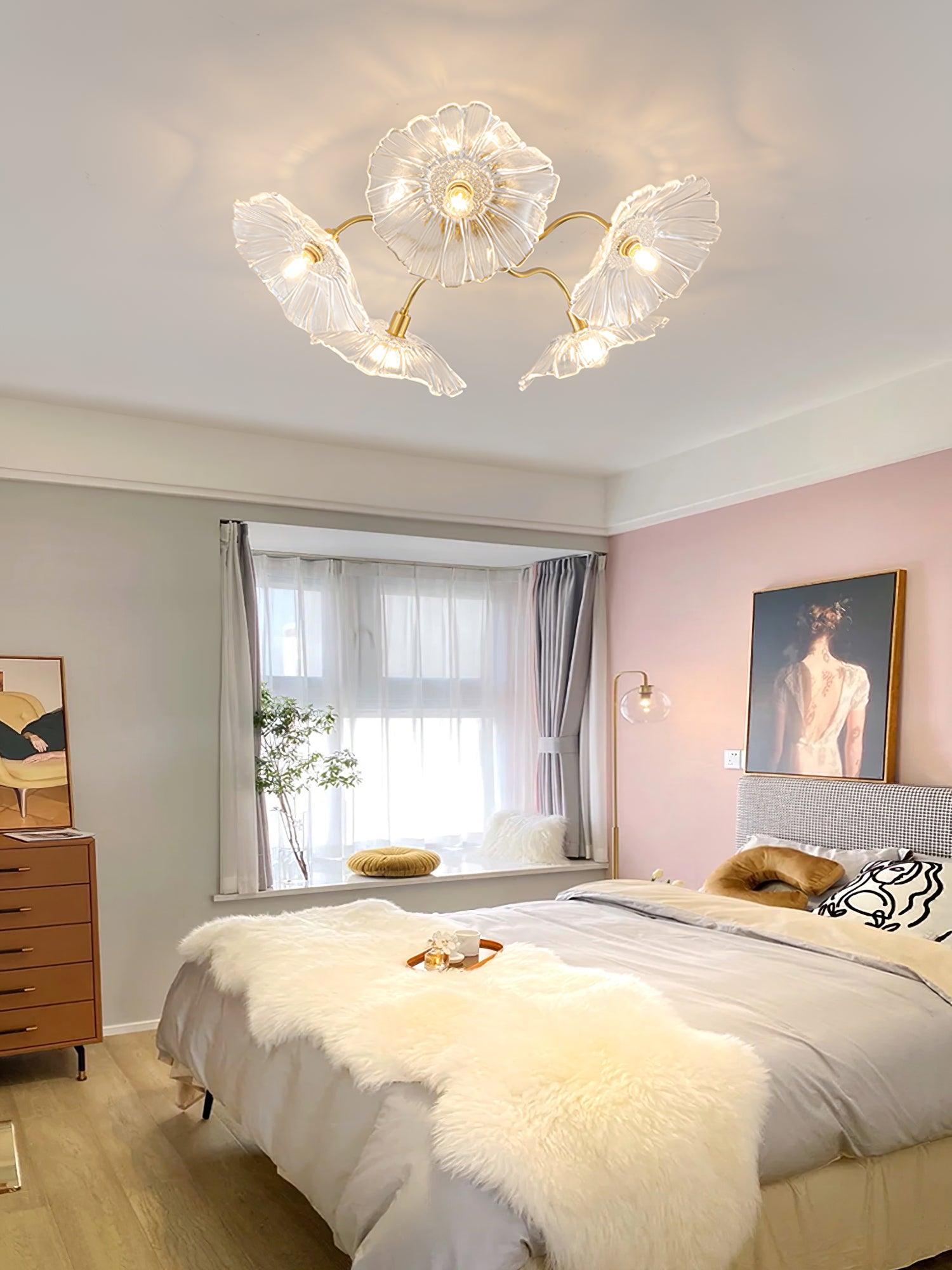 Glas-Deckenlampe mit Blattmotiv | 3, 5 oder 6 Lichtpunkte | Goldene Fassung mit Klarem oder Rosa Mattglas - Lamylie
