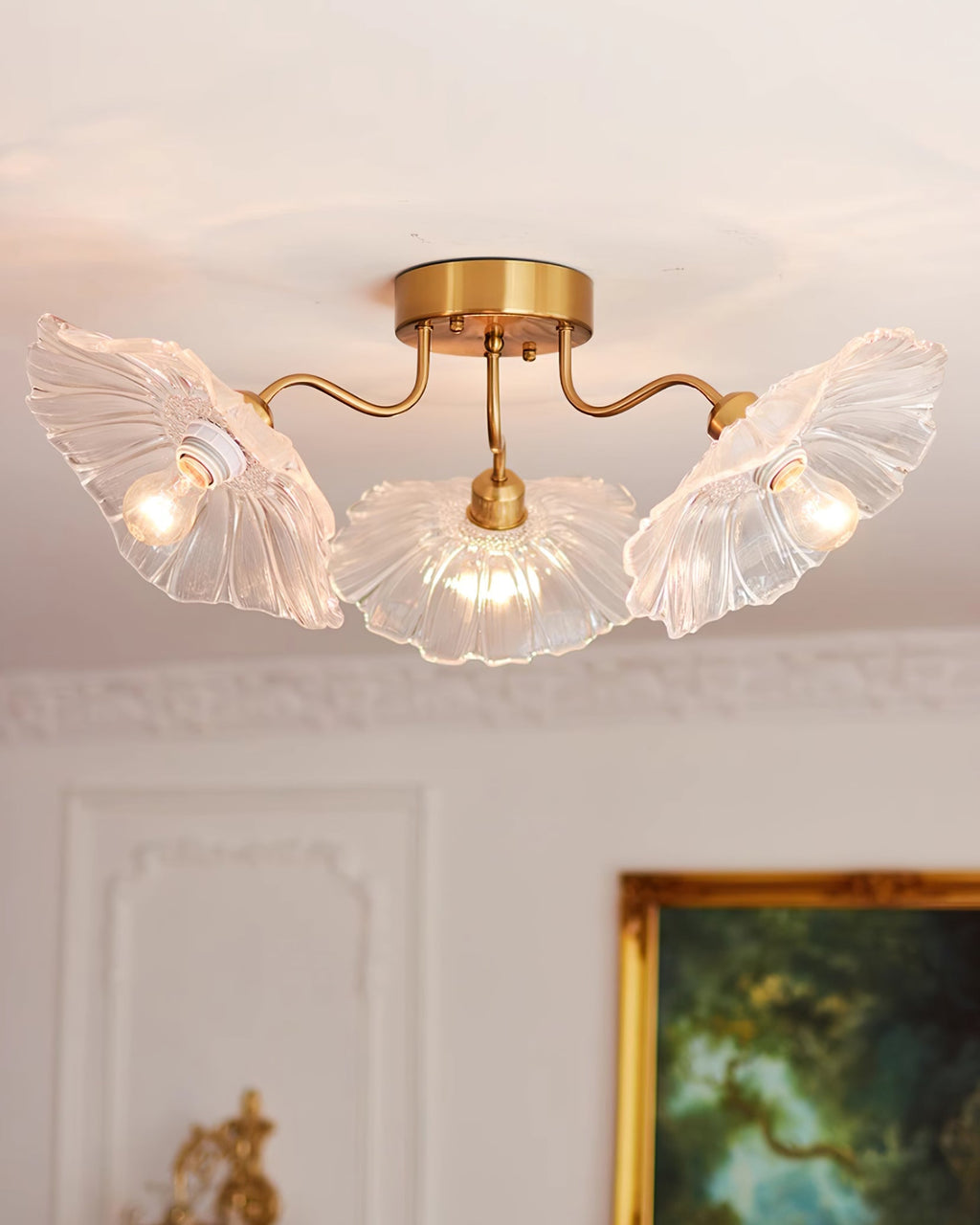 Glas-Deckenlampe mit Blattmotiv | 3, 5 oder 6 Lichtpunkte | Goldene Fassung mit Klarem oder Rosa Mattglas - Lamylie