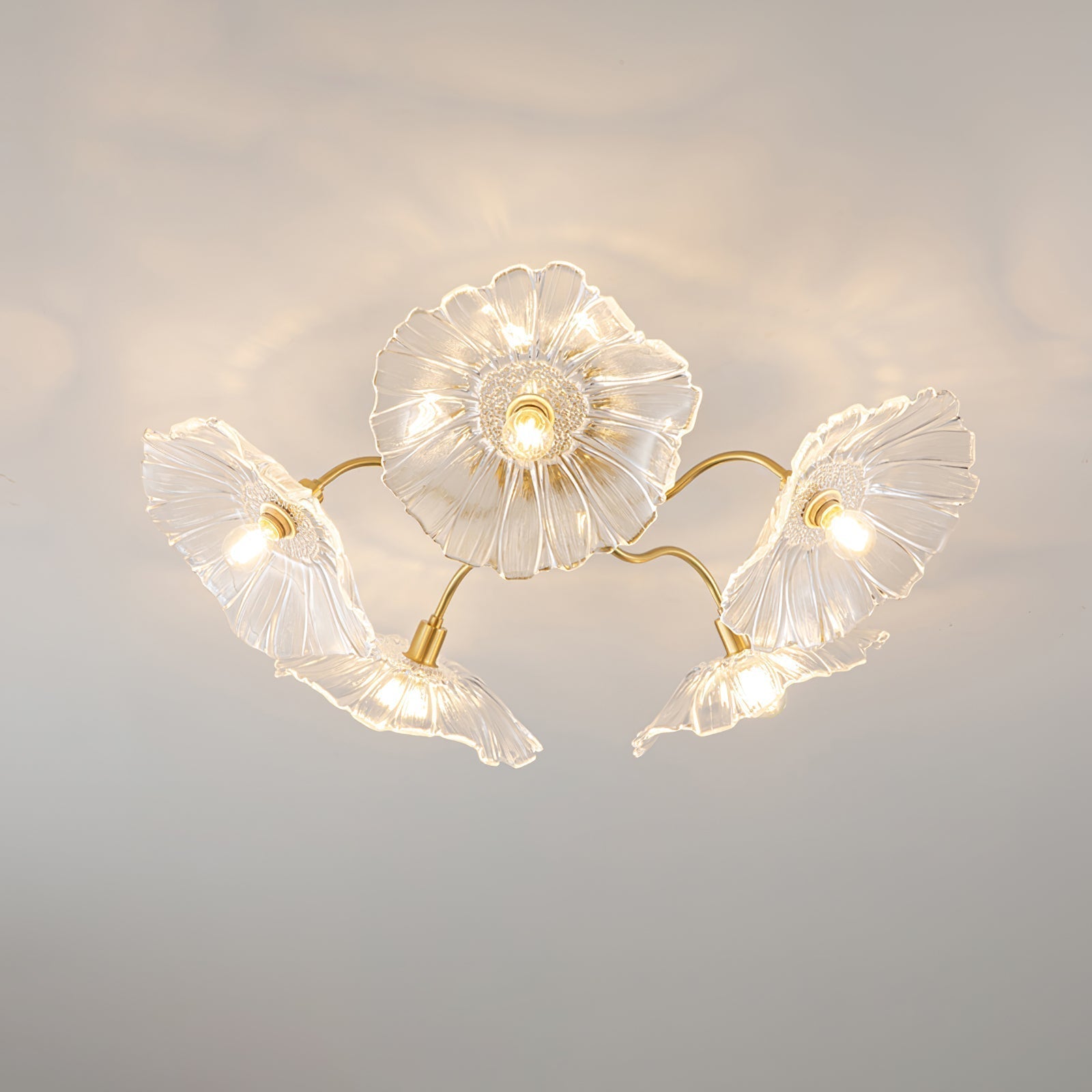 Glas-Deckenlampe mit Blattmotiv | 3, 5 oder 6 Lichtpunkte | Goldene Fassung mit Klarem oder Rosa Mattglas - Lamylie