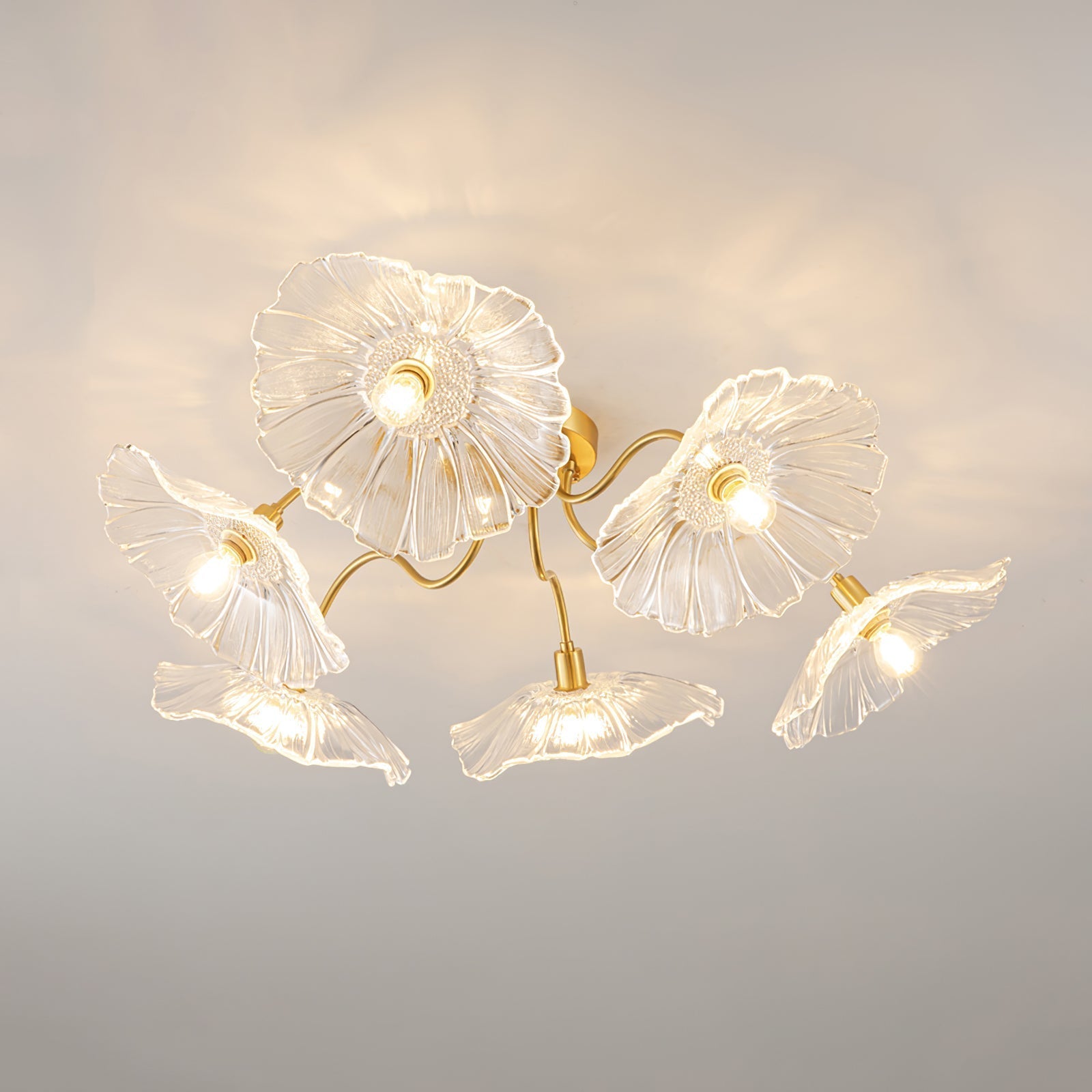 Glas-Deckenlampe mit Blattmotiv | 3, 5 oder 6 Lichtpunkte | Goldene Fassung mit Klarem oder Rosa Mattglas - Lamylie