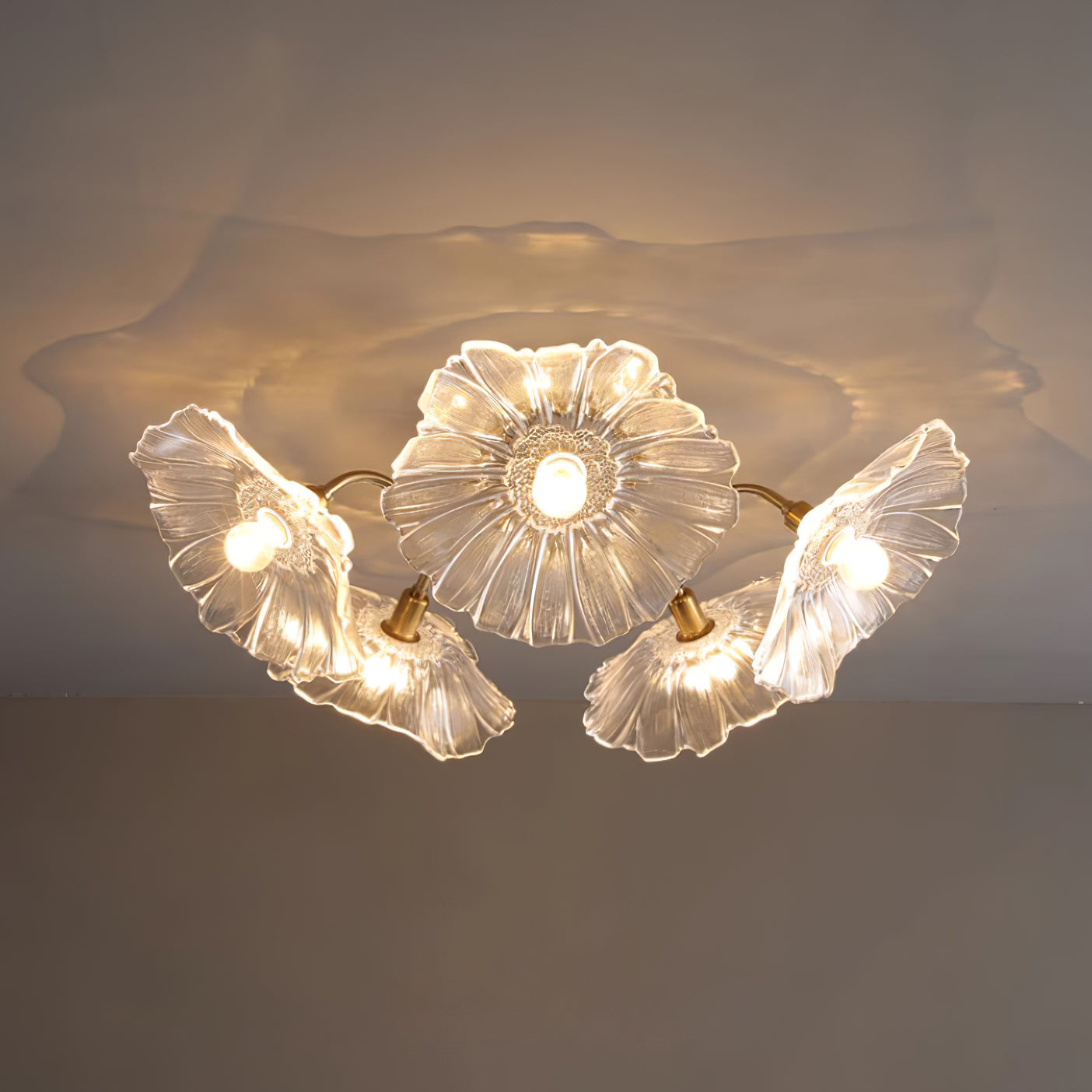 Glas-Deckenlampe mit Blattmotiv | 3, 5 oder 6 Lichtpunkte | Goldene Fassung mit Klarem oder Rosa Mattglas - Lamylie