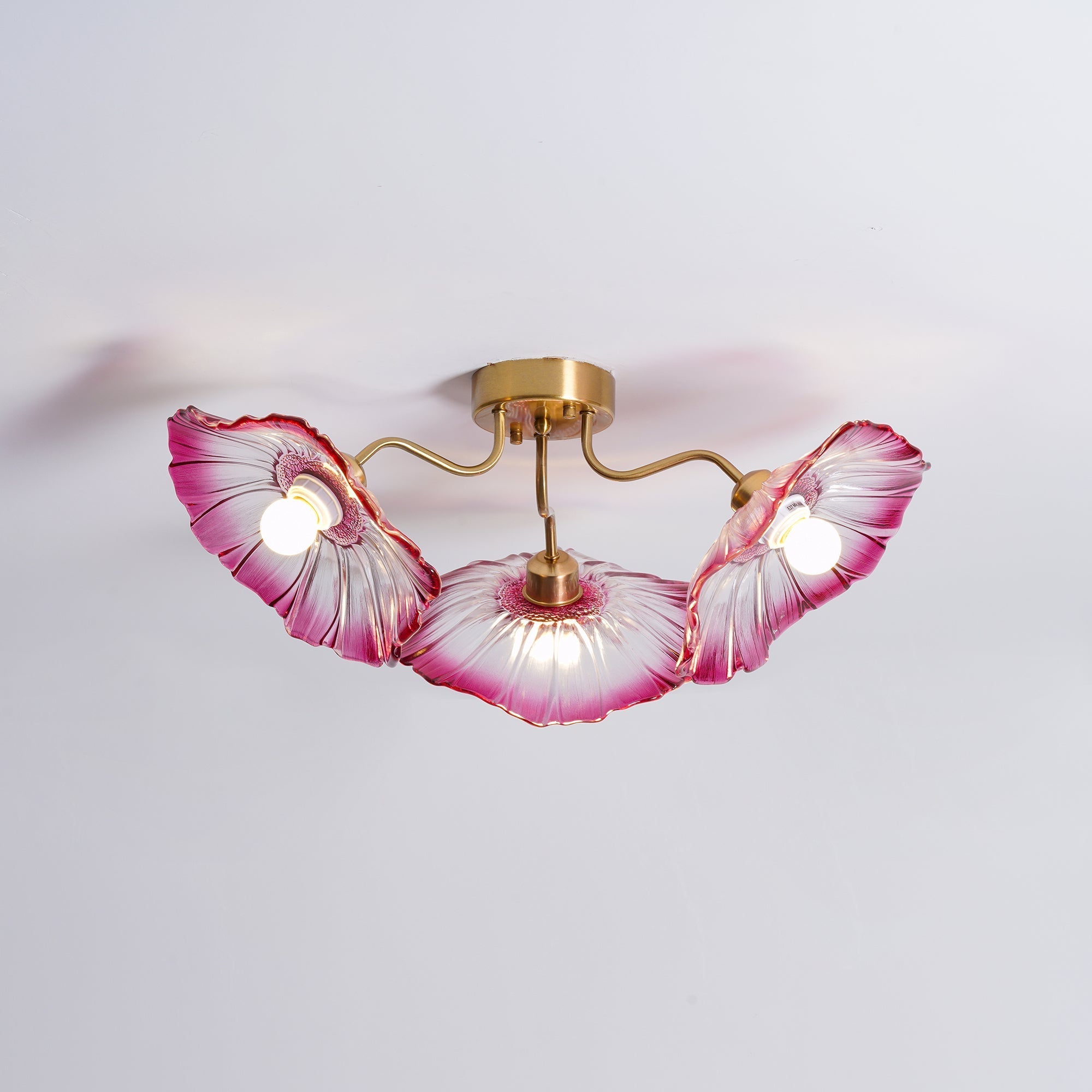Glas-Deckenlampe mit Blattmotiv | 3, 5 oder 6 Lichtpunkte | Goldene Fassung mit Klarem oder Rosa Mattglas - Lamylie