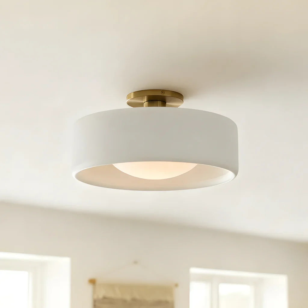 Keramische plafondlamp in Scandinavisch design met halfronde porseleinen kap - Lamylie