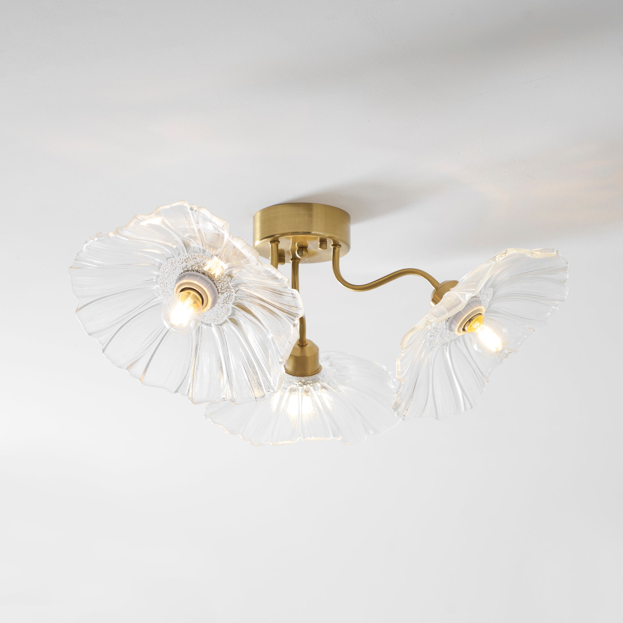 Glas-Deckenlampe mit Blattmotiv | 3, 5 oder 6 Lichtpunkte | Goldene Fassung mit Klarem oder Rosa Mattglas - Lamylie