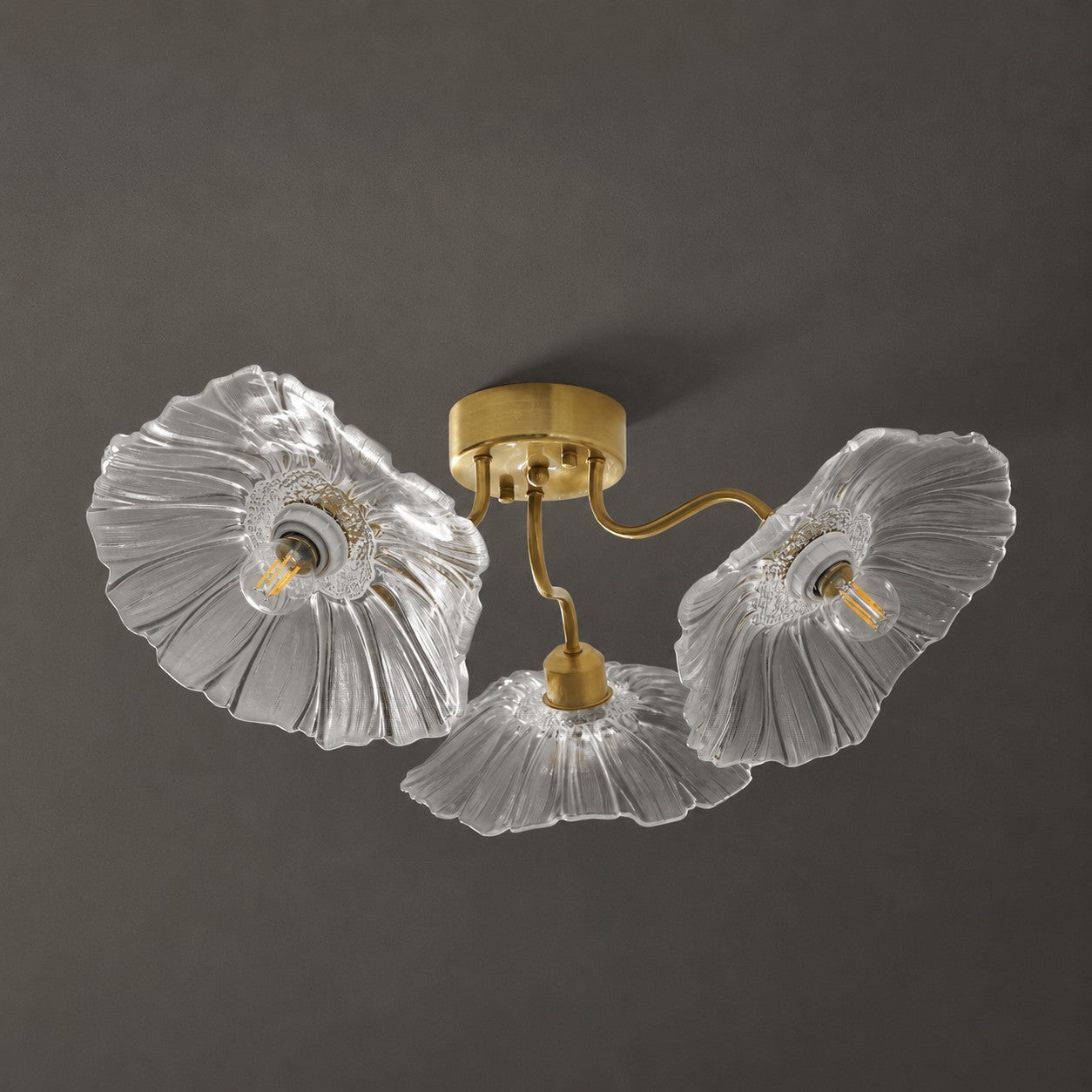 Glas-Deckenlampe mit Blattmotiv | 3, 5 oder 6 Lichtpunkte | Goldene Fassung mit Klarem oder Rosa Mattglas - Lamylie