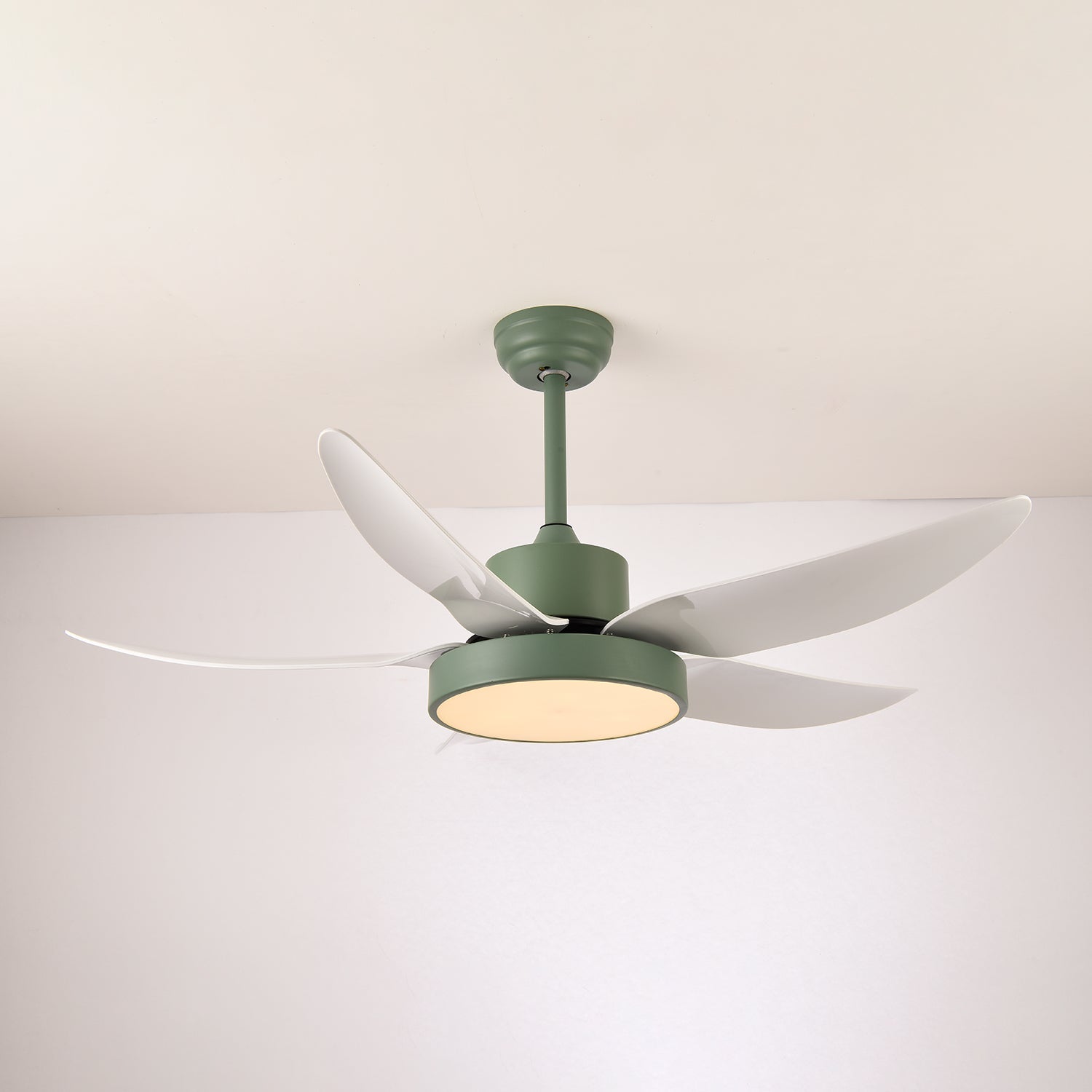 Ventilateur de plafond moderne Auron avec éclairage LED intégré | Silencieux et élégant – Lamylie