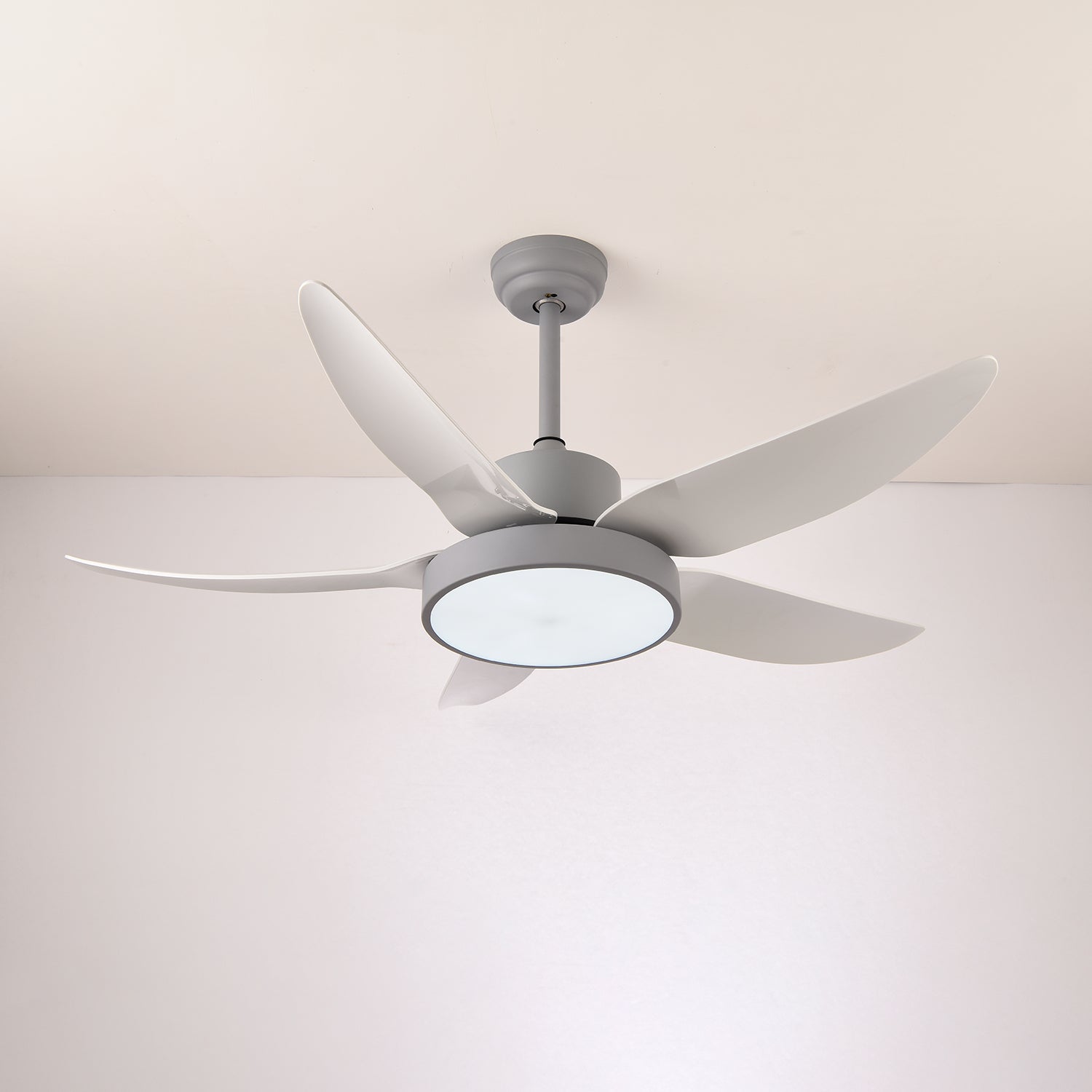 Modern takfläkt Auron med integrerad LED-belysning | Tyst och stilren – Lamylie
