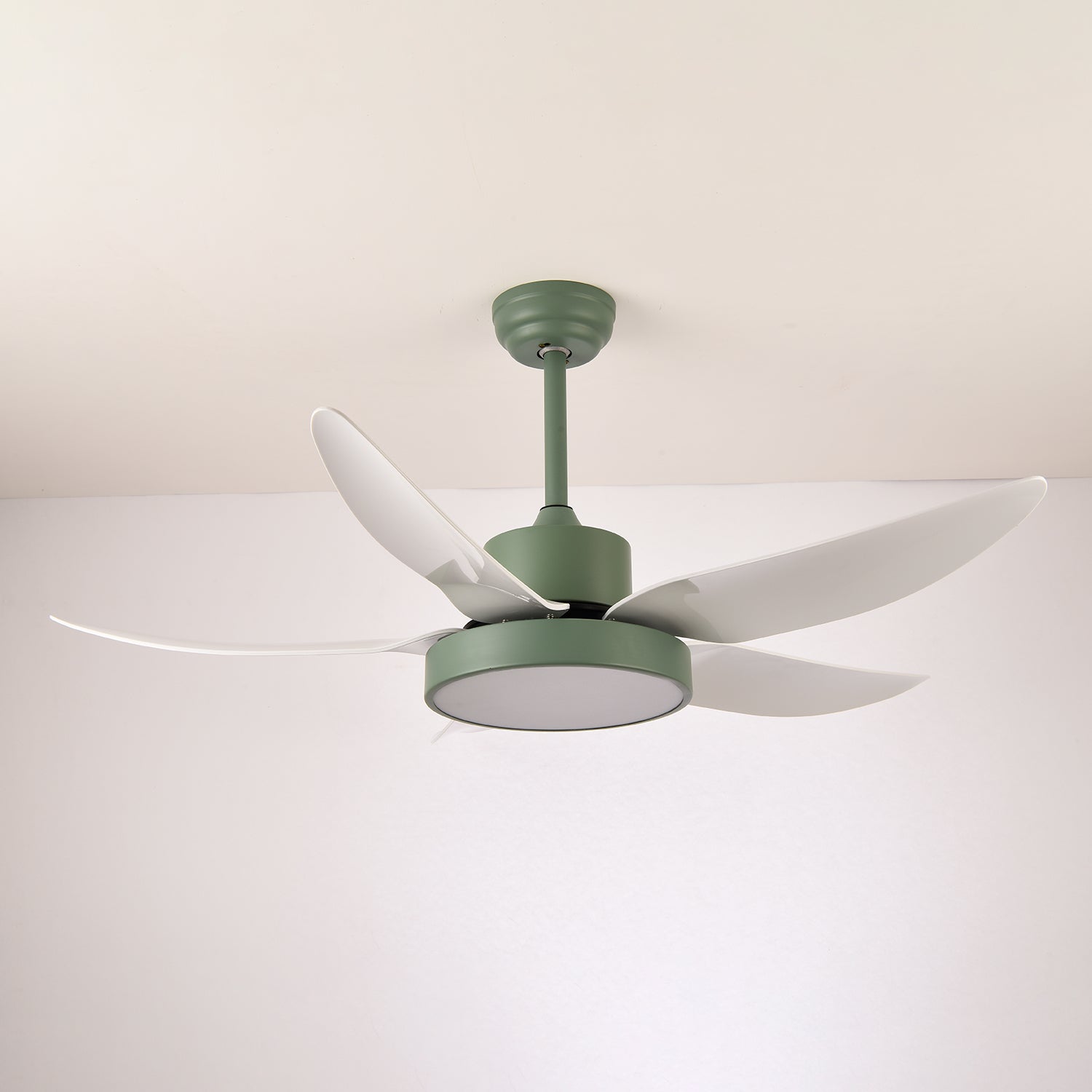 Modern takfläkt Auron med integrerad LED-belysning | Tyst och stilren – Lamylie