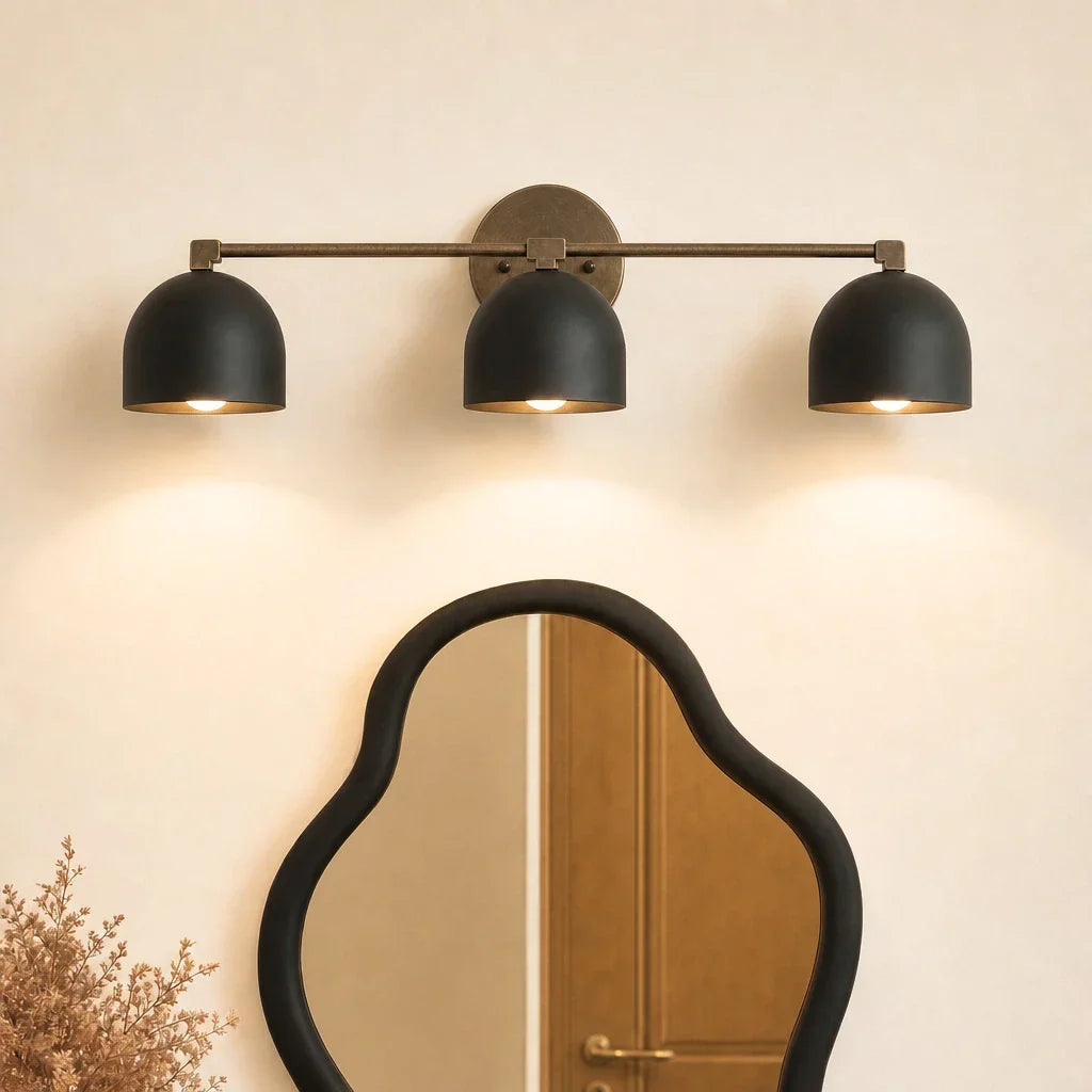 Lampada da parete in metallo con paralume sferico | Lampada dall’atmosfera scandinava per bagno, camera da letto e soggiorno | Illuminazione da parete moderna nera, oro e ottone - Lamylie