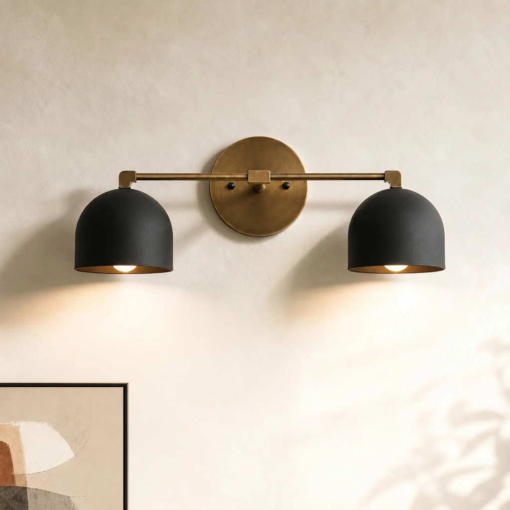 Lampada da parete in metallo con paralume sferico | Lampada dall’atmosfera scandinava per bagno, camera da letto e soggiorno | Illuminazione da parete moderna nera, oro e ottone - Lamylie