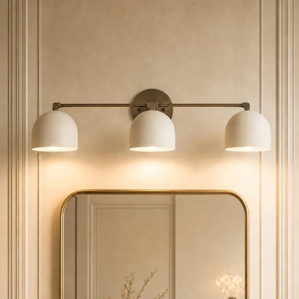 Lampada da parete in metallo con paralume sferico | Lampada dall’atmosfera scandinava per bagno, camera da letto e soggiorno | Illuminazione da parete moderna nera, oro e ottone - Lamylie