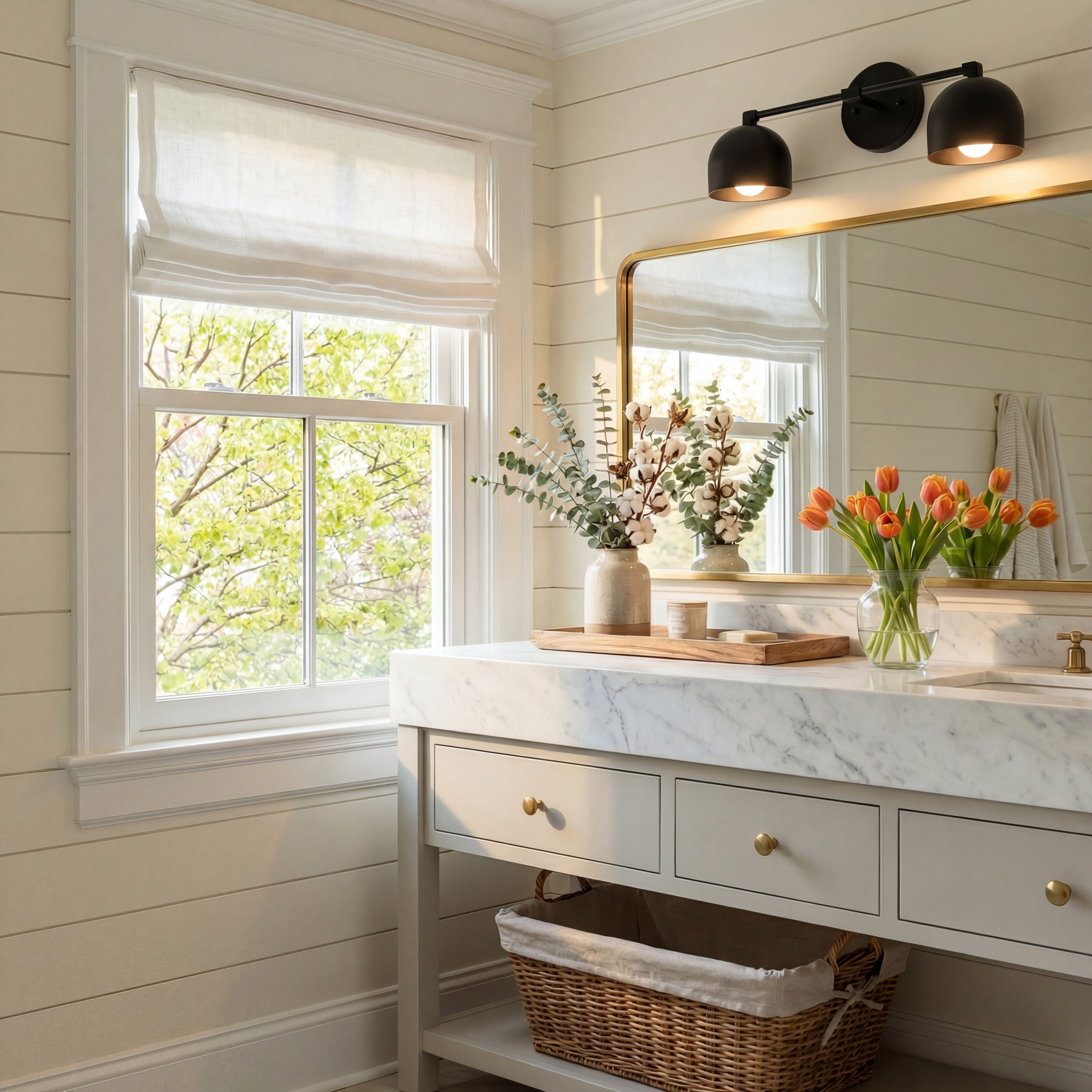 Lampada da parete in metallo con paralume sferico | Lampada dall’atmosfera scandinava per bagno, camera da letto e soggiorno | Illuminazione da parete moderna nera, oro e ottone - Lamylie