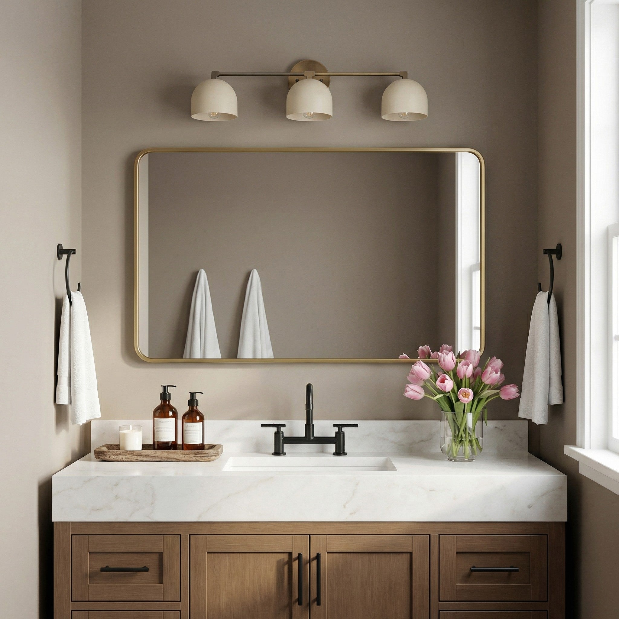 Lampada da parete in metallo con paralume sferico | Lampada dall’atmosfera scandinava per bagno, camera da letto e soggiorno | Illuminazione da parete moderna nera, oro e ottone - Lamylie