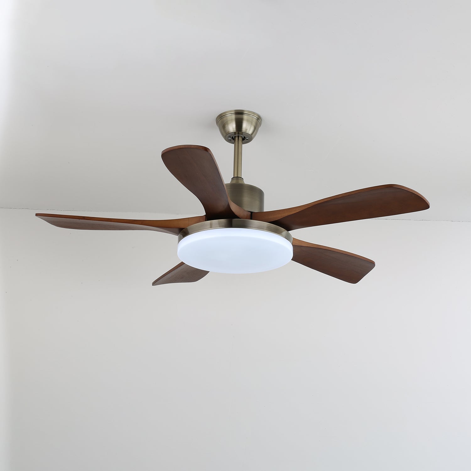 Wentylator sufitowy z oświetleniem, drewniane łopatki, metalowa rama, 106/132 cm, skandynawski design, 6 prędkości, pilot zdalnego sterowania - Lamylie