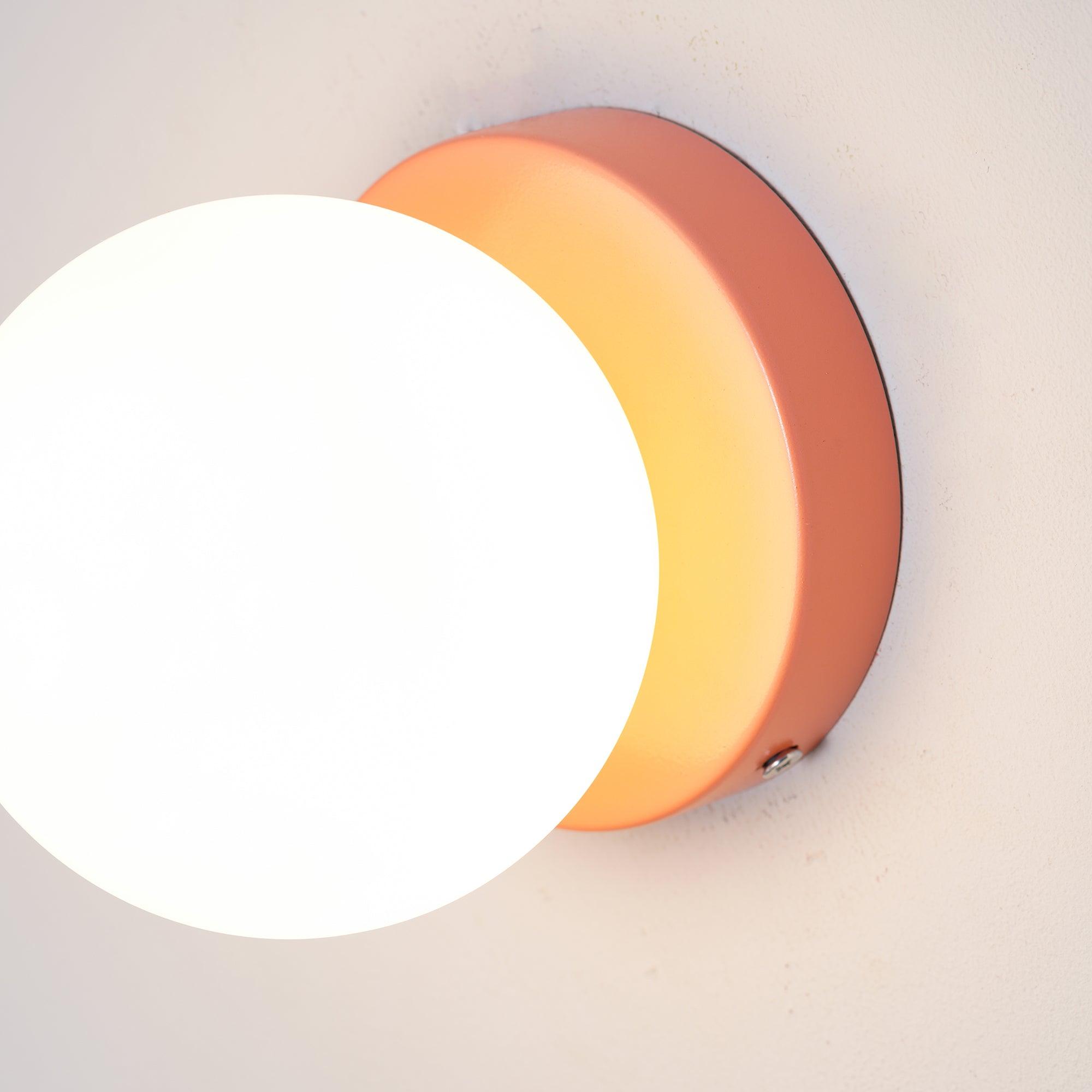 Nuvol Wandleuchte — Metall-Wandspot mit Glasglobus ø12cm — Kompakte Wandbeleuchtung in 5 Farben - Lamylie
