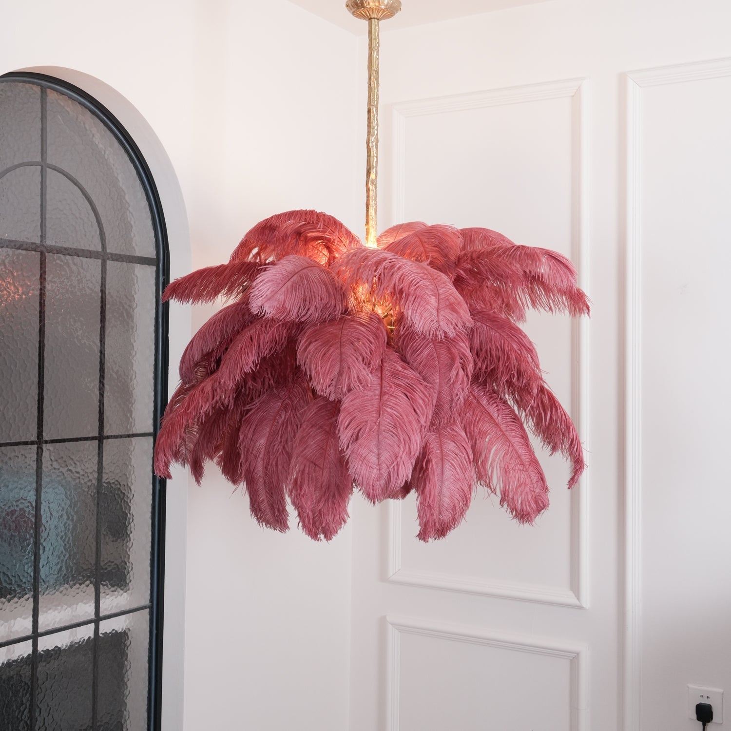 Feder-Kronleuchter 56 Handcolorierte Federn Messingfassung Gold Silber Hollywood Glamour Statement-Beleuchtung - Lamylie