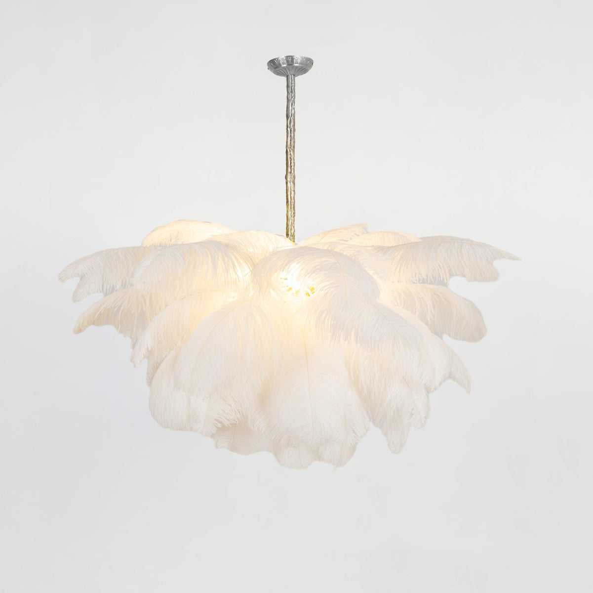 Feder-Kronleuchter 56 Handcolorierte Federn Messingfassung Gold Silber Hollywood Glamour Statement-Beleuchtung - Lamylie