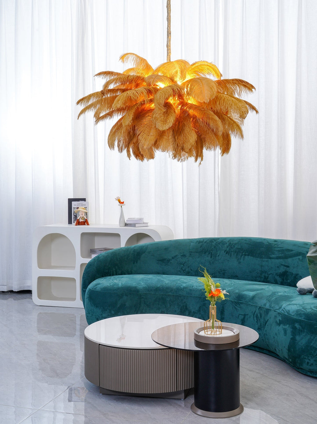 Feder-Kronleuchter 56 Handcolorierte Federn Messingfassung Gold Silber Hollywood Glamour Statement-Beleuchtung - Lamylie