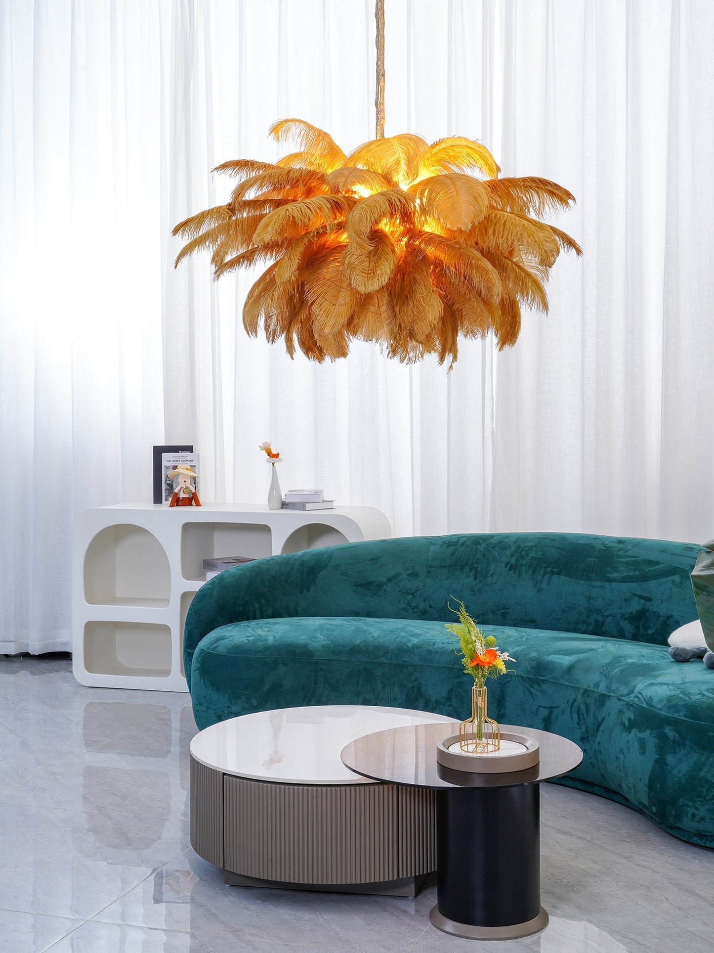 Feder-Kronleuchter 56 Handcolorierte Federn Messingfassung Gold Silber Hollywood Glamour Statement-Beleuchtung - Lamylie