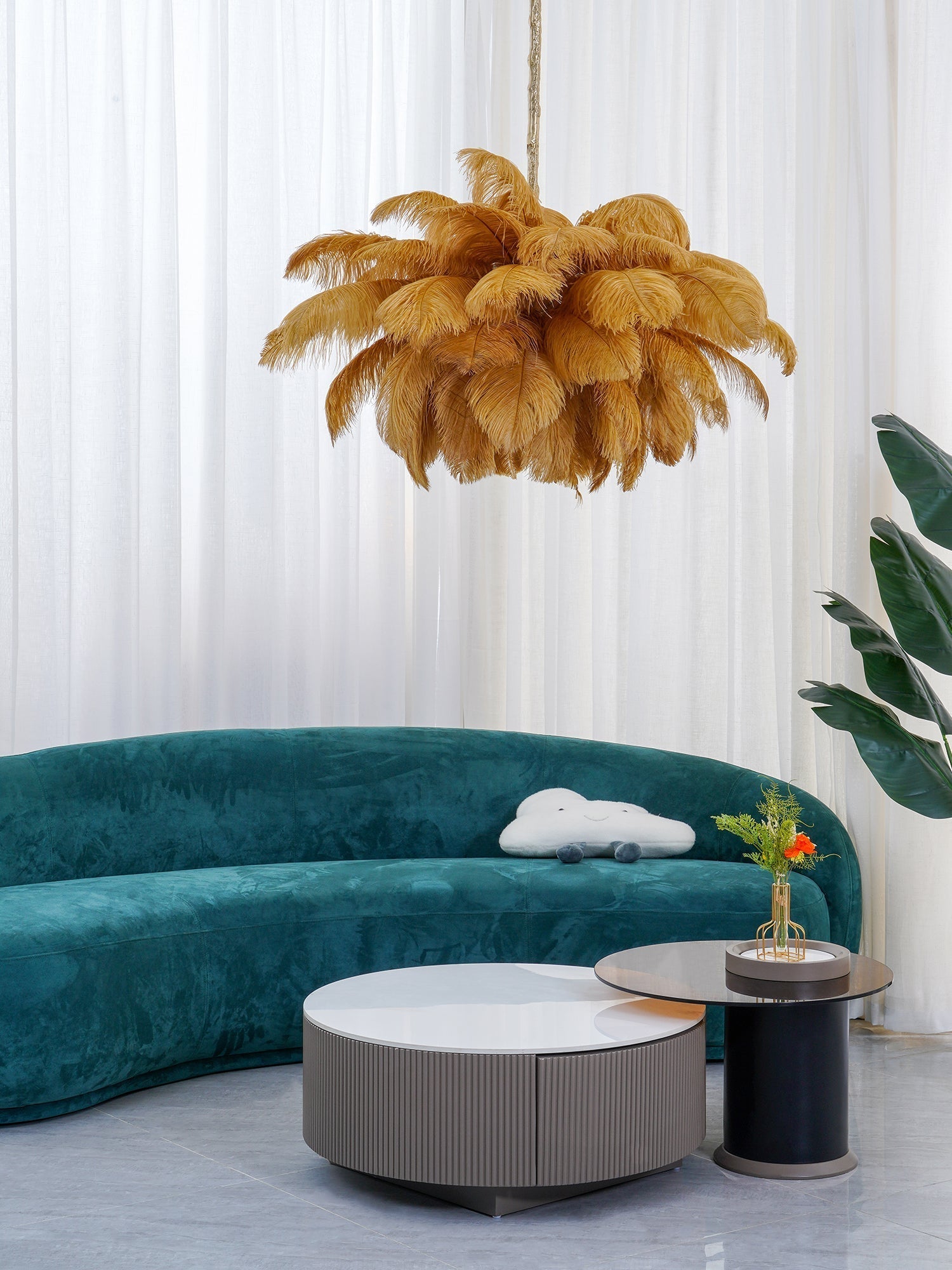 Feder-Kronleuchter 56 Handcolorierte Federn Messingfassung Gold Silber Hollywood Glamour Statement-Beleuchtung - Lamylie
