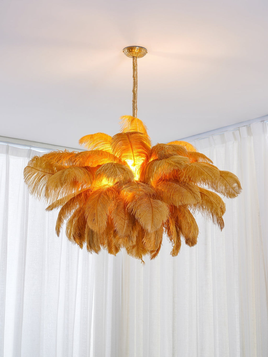 Feder-Kronleuchter 56 Handcolorierte Federn Messingfassung Gold Silber Hollywood Glamour Statement-Beleuchtung - Lamylie