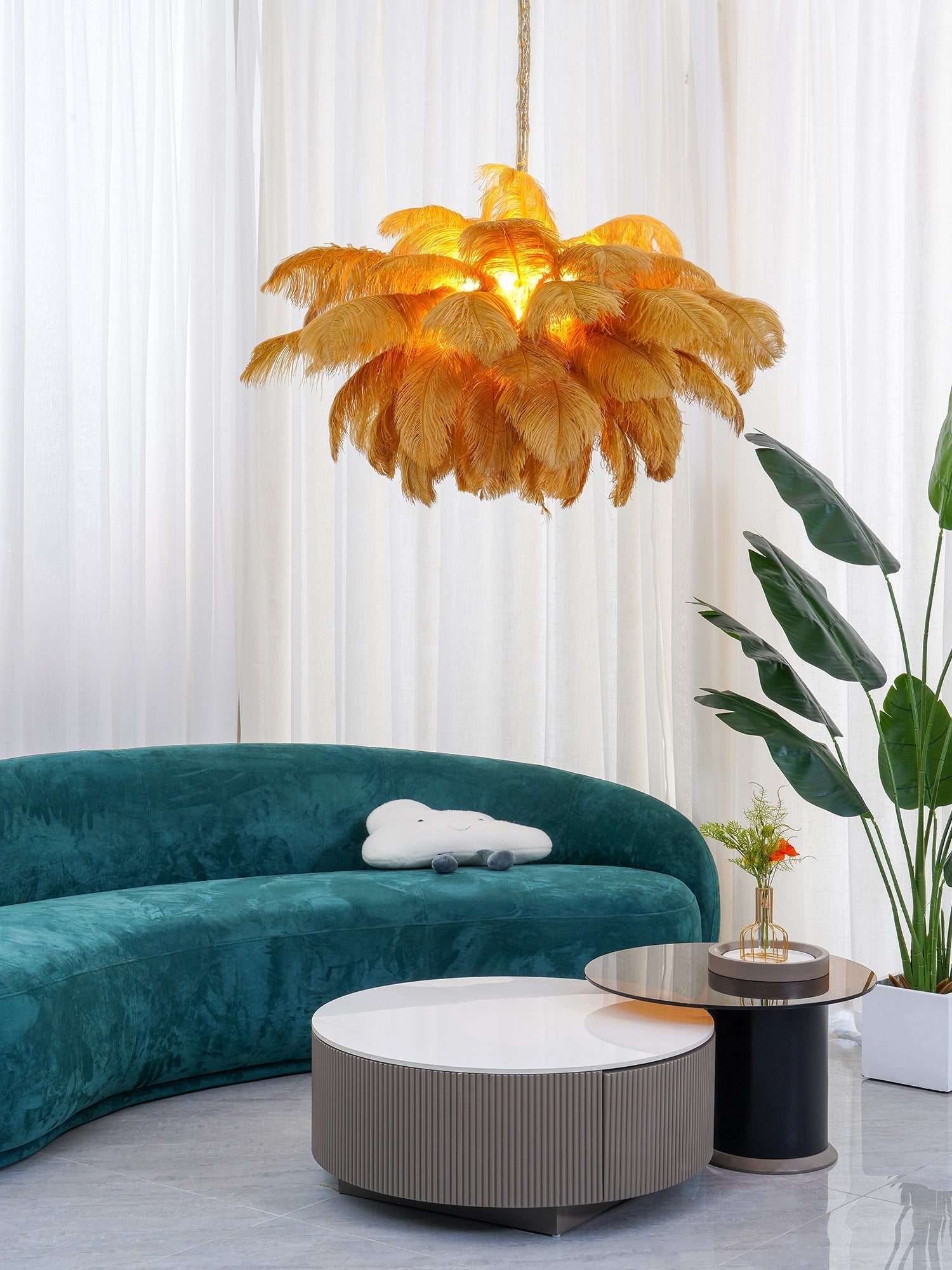 Feder-Kronleuchter 56 Handcolorierte Federn Messingfassung Gold Silber Hollywood Glamour Statement-Beleuchtung - Lamylie
