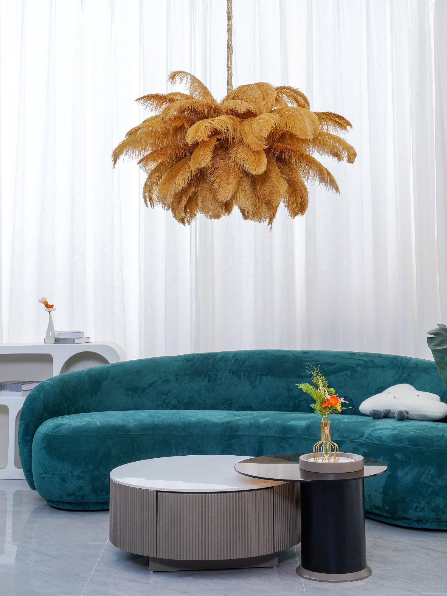 Feder-Kronleuchter 56 Handcolorierte Federn Messingfassung Gold Silber Hollywood Glamour Statement-Beleuchtung - Lamylie