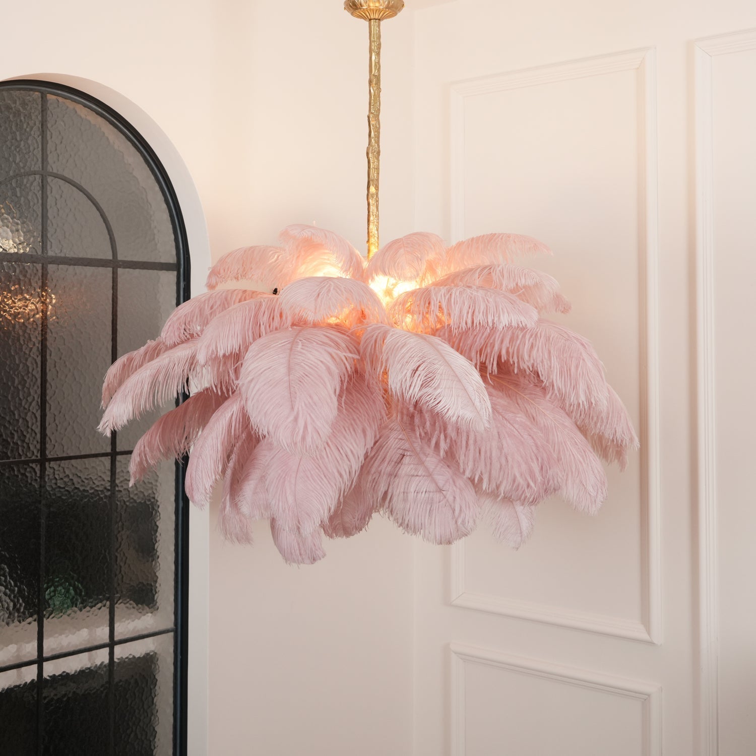 Feder-Kronleuchter 56 Handcolorierte Federn Messingfassung Gold Silber Hollywood Glamour Statement-Beleuchtung - Lamylie