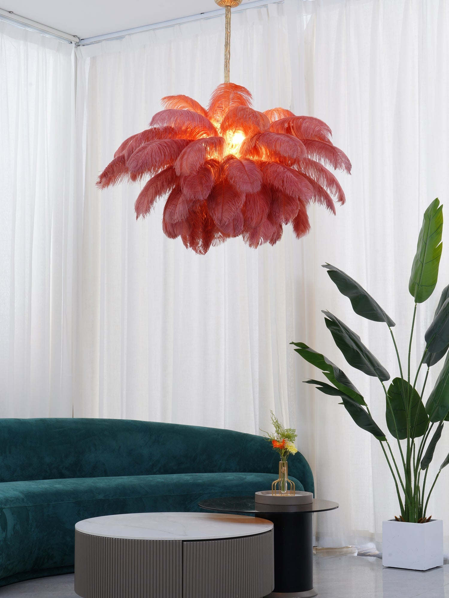 Feder-Kronleuchter 56 Handcolorierte Federn Messingfassung Gold Silber Hollywood Glamour Statement-Beleuchtung - Lamylie