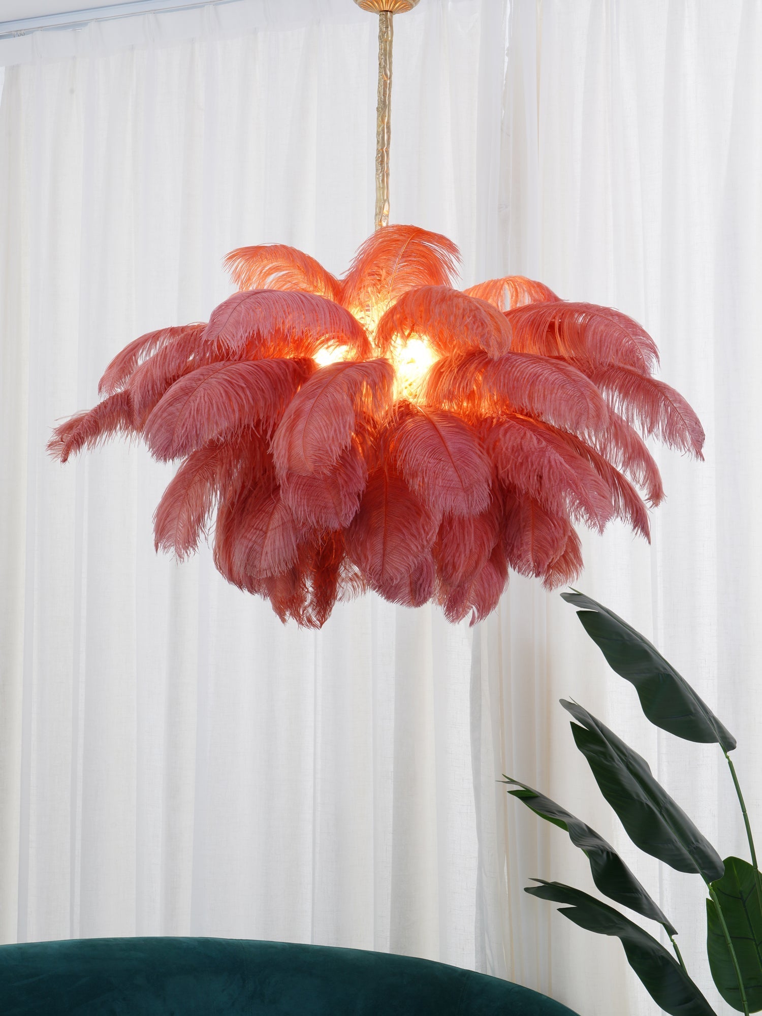 Feder-Kronleuchter 56 Handcolorierte Federn Messingfassung Gold Silber Hollywood Glamour Statement-Beleuchtung - Lamylie