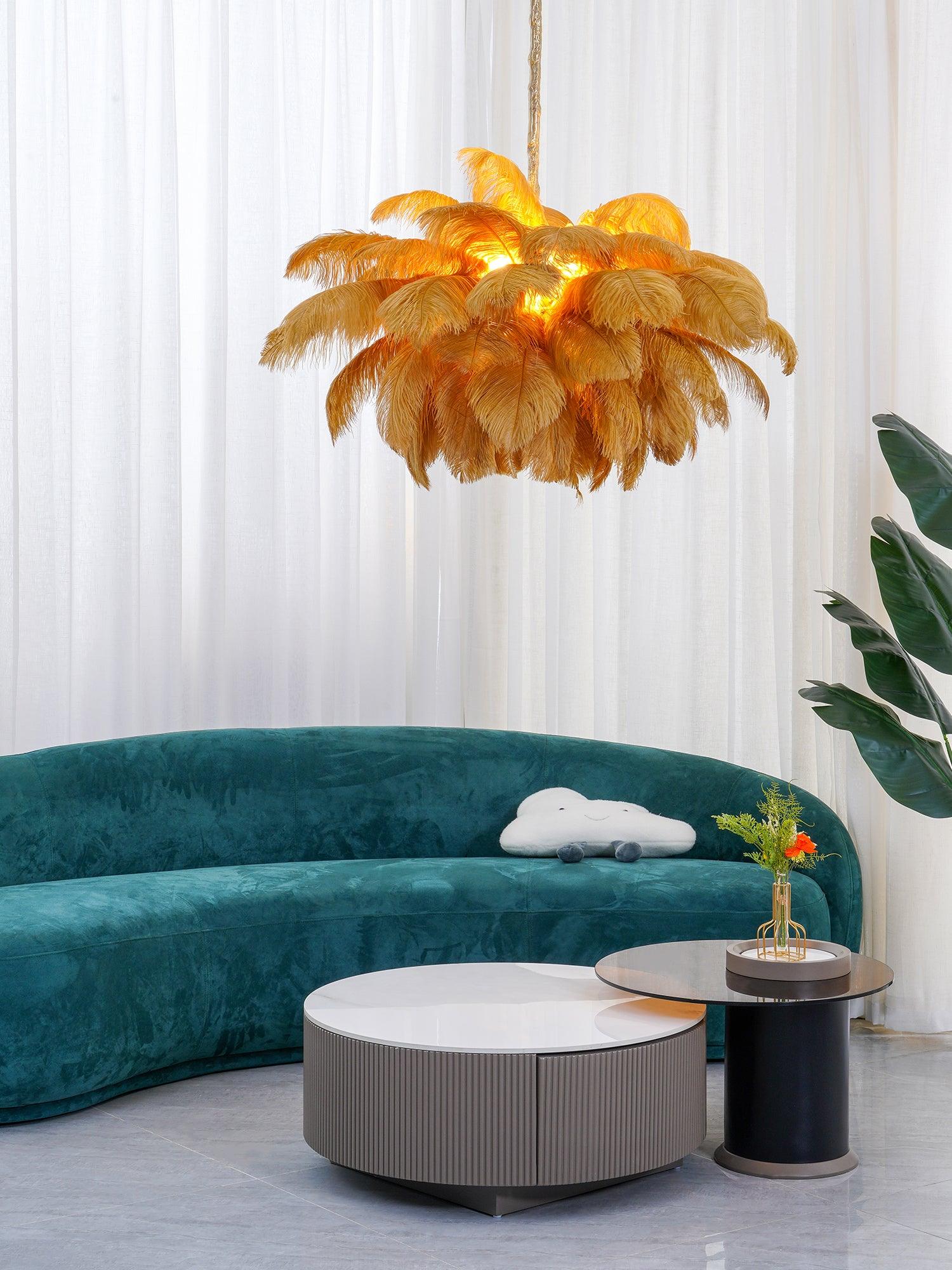 Feder-Kronleuchter 56 Handcolorierte Federn Messingfassung Gold Silber Hollywood Glamour Statement-Beleuchtung - Lamylie