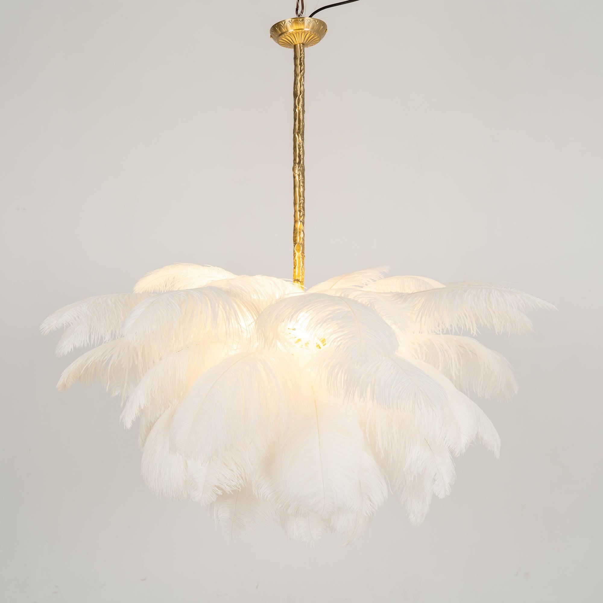 Feder-Kronleuchter 56 Handcolorierte Federn Messingfassung Gold Silber Hollywood Glamour Statement-Beleuchtung - Lamylie