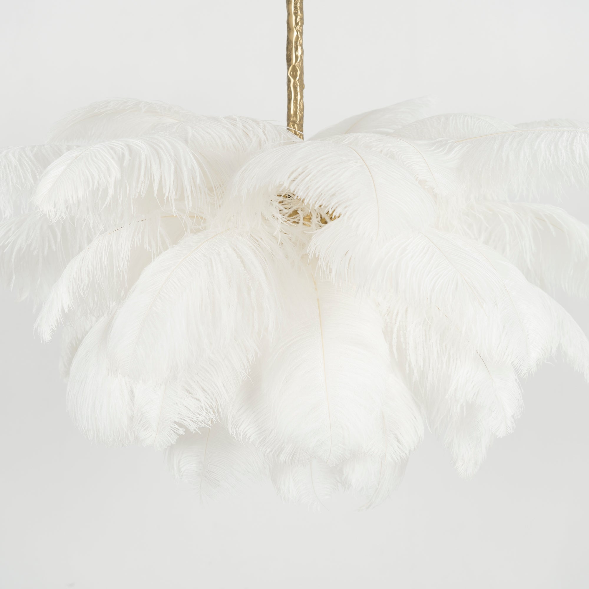 Feder-Kronleuchter 56 Handcolorierte Federn Messingfassung Gold Silber Hollywood Glamour Statement-Beleuchtung - Lamylie