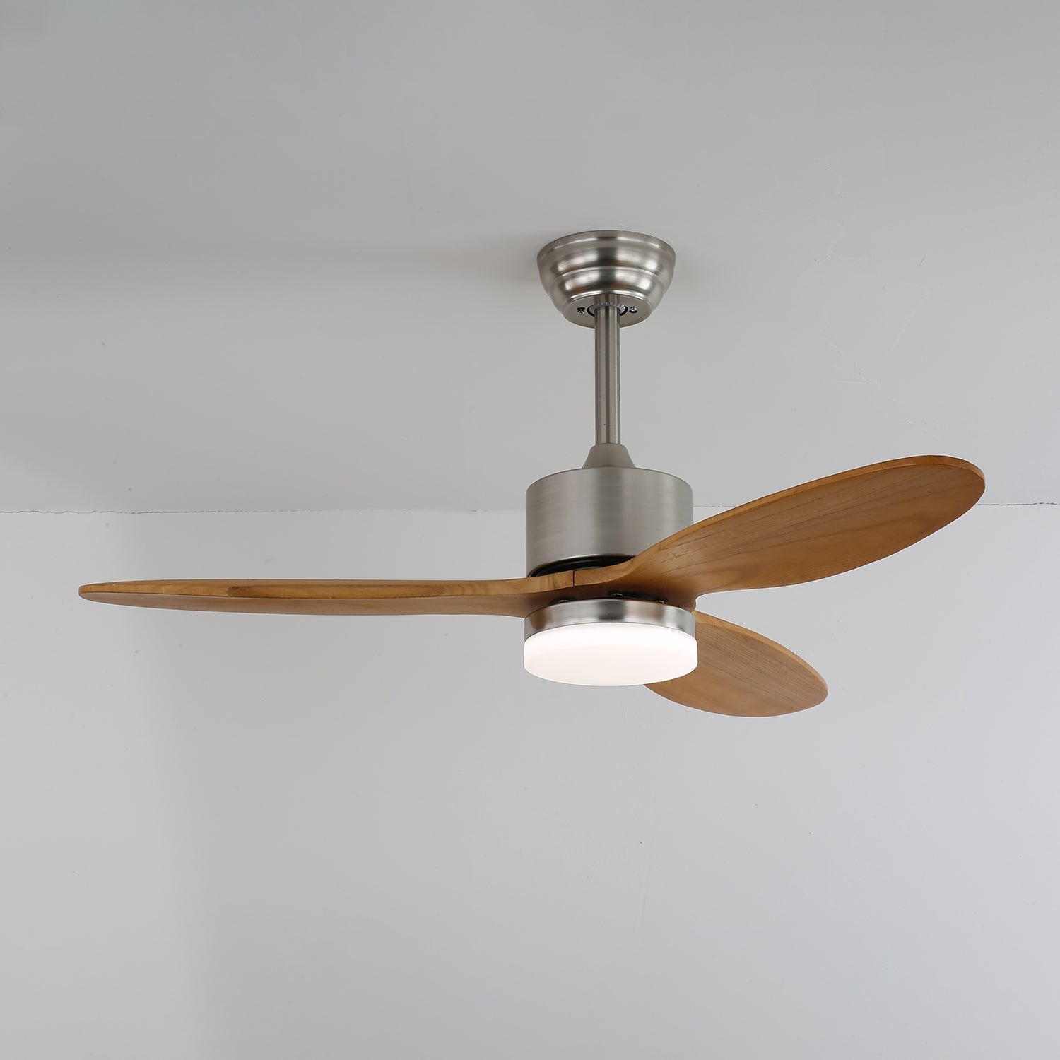 Elara-takfläkt med belysning — minimalistisk design med träblad för optimalt luftflöde - Lamylie