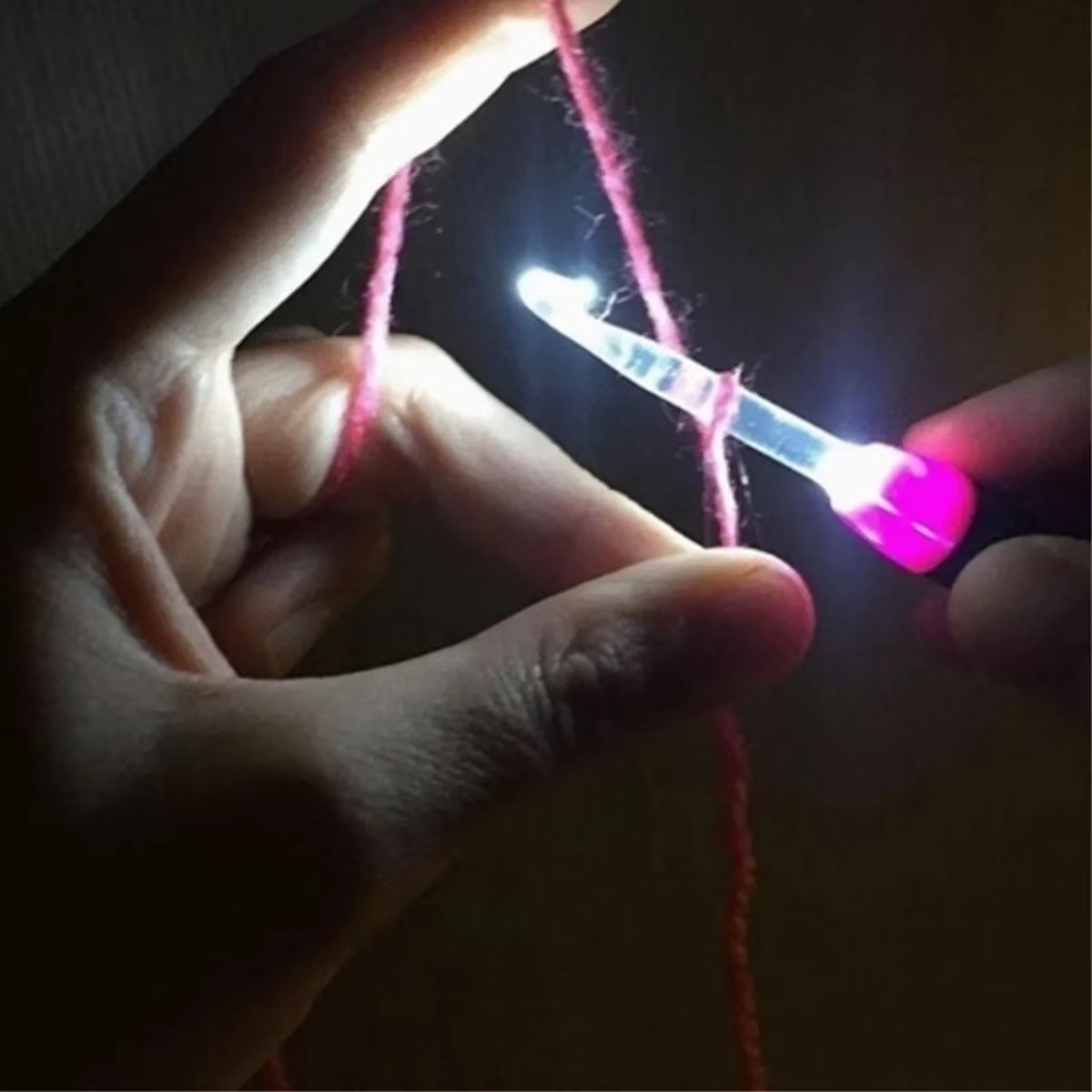 Croșetă LED cu mâner ergonomic – design Glow Stitch - Lamylie