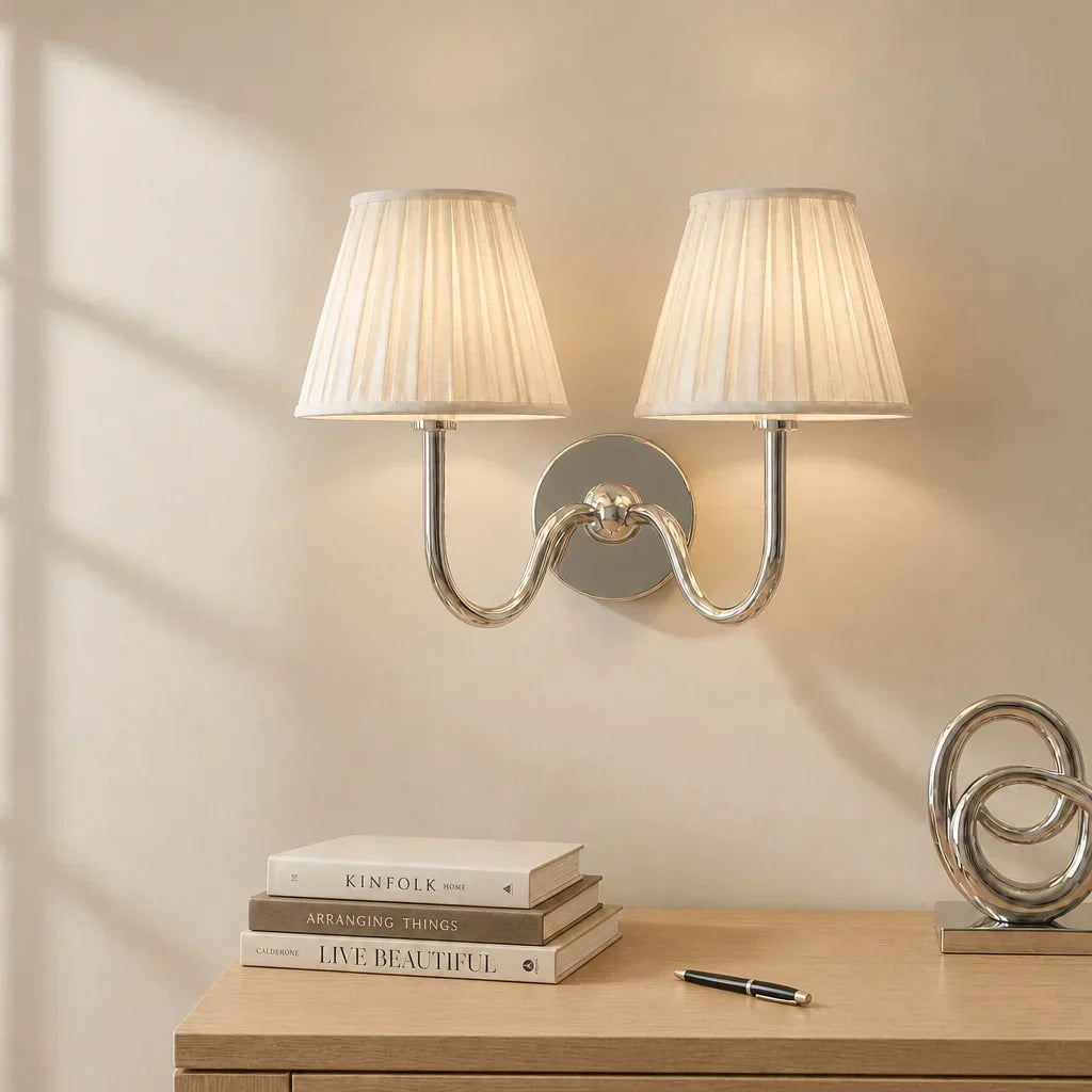 Vegglampe med plissert skjerm | Klassisk veggbelysning i metall og lin til rustikt soverom, gang, lesekrok og hjem – Lamylie