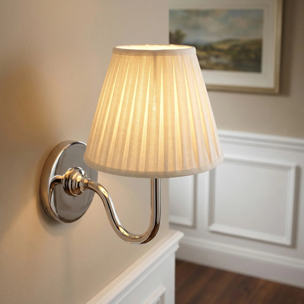 Vegglampe med plissert skjerm | Klassisk veggbelysning i metall og lin til rustikt soverom, gang, lesekrok og hjem – Lamylie
