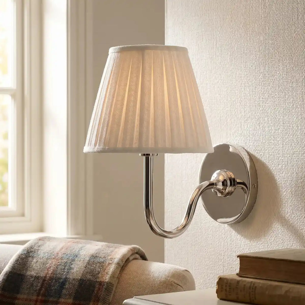 Vegglampe med plissert skjerm | Klassisk veggbelysning i metall og lin til rustikt soverom, gang, lesekrok og hjem – Lamylie