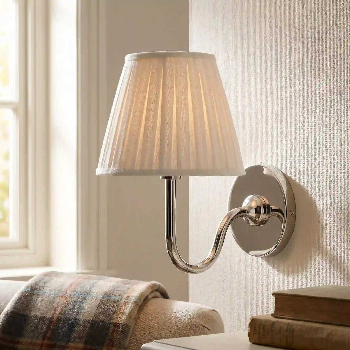 Vegglampe med plissert skjerm | Klassisk veggbelysning i metall og lin til rustikt soverom, gang, lesekrok og hjem – Lamylie