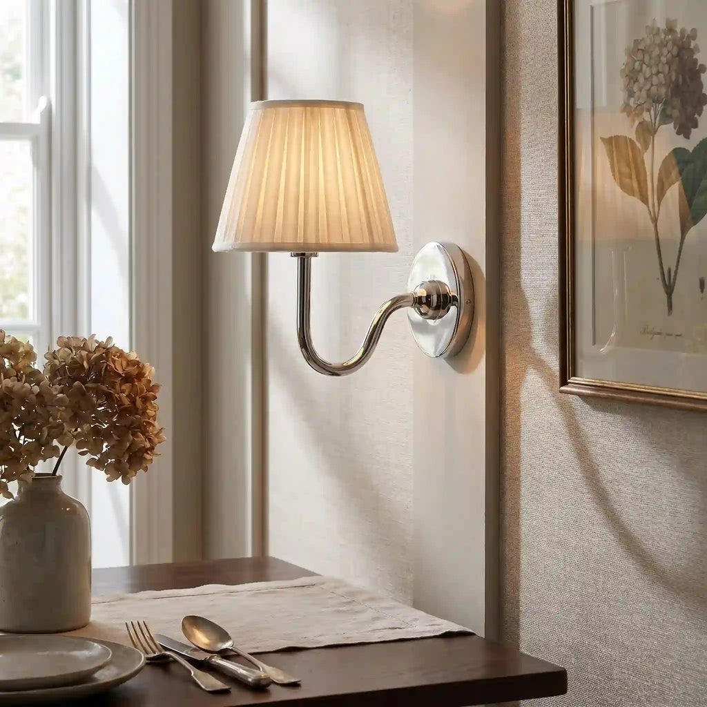 Vegglampe med plissert skjerm | Klassisk veggbelysning i metall og lin til rustikt soverom, gang, lesekrok og hjem – Lamylie