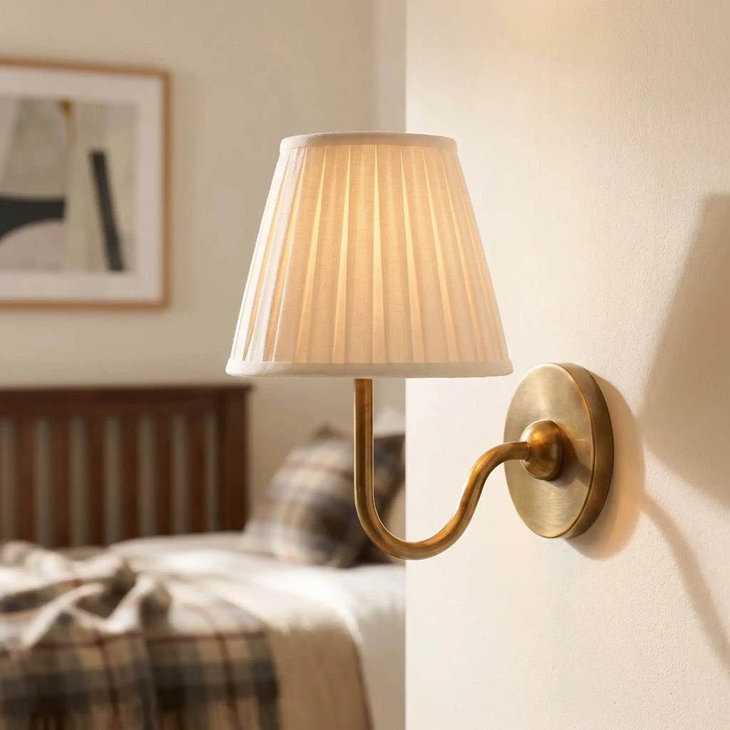Vegglampe med plissert skjerm | Klassisk veggbelysning i metall og lin til rustikt soverom, gang, lesekrok og hjem – Lamylie