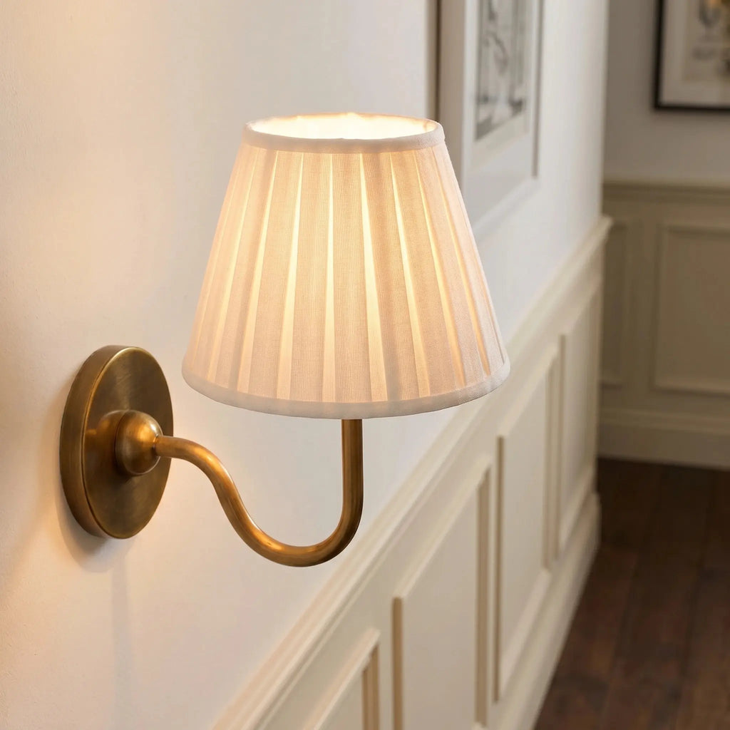 Vegglampe med plissert skjerm | Klassisk veggbelysning i metall og lin til rustikt soverom, gang, lesekrok og hjem – Lamylie