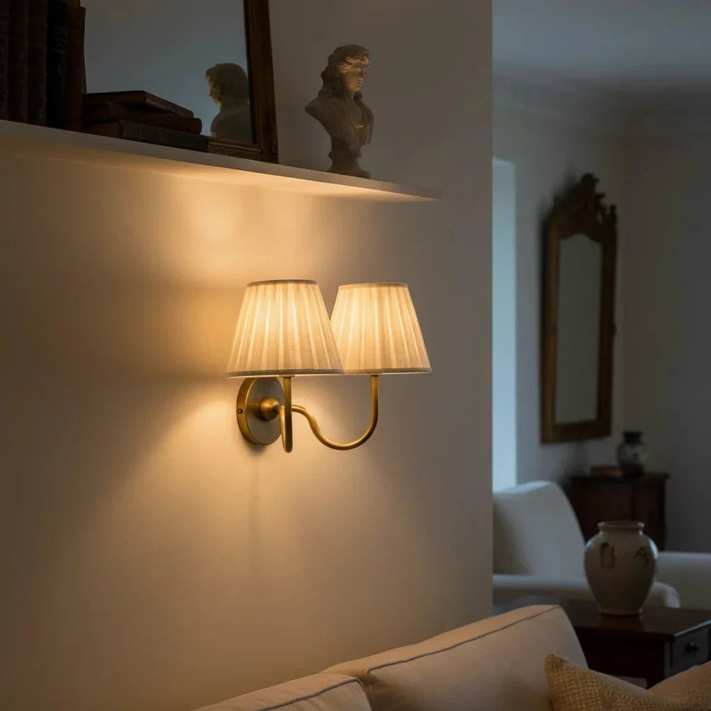 Vegglampe med plissert skjerm | Klassisk veggbelysning i metall og lin til rustikt soverom, gang, lesekrok og hjem – Lamylie