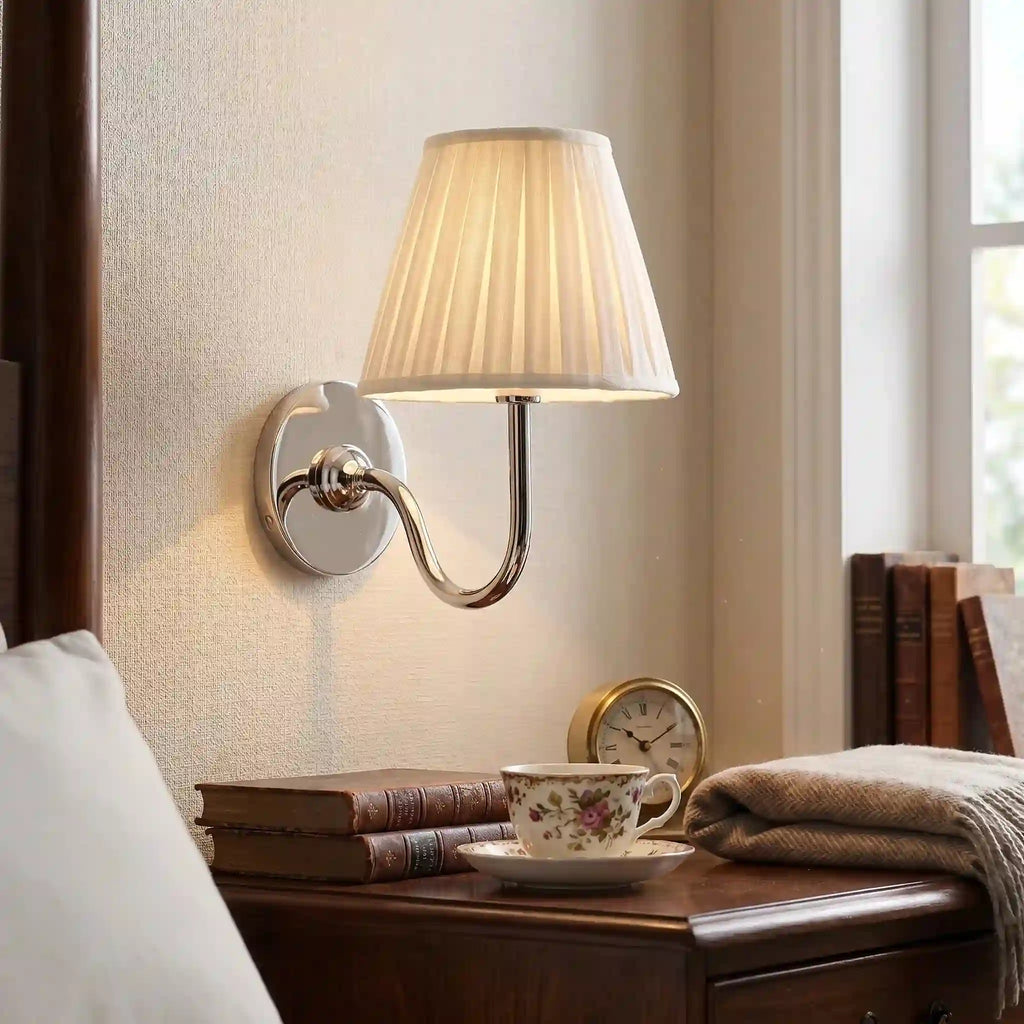 Vegglampe med plissert skjerm | Klassisk veggbelysning i metall og lin til rustikt soverom, gang, lesekrok og hjem – Lamylie