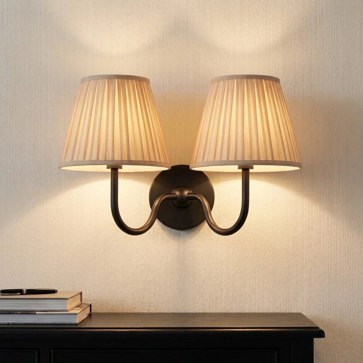 Vegglampe med plissert skjerm | Klassisk veggbelysning i metall og lin til rustikt soverom, gang, lesekrok og hjem – Lamylie