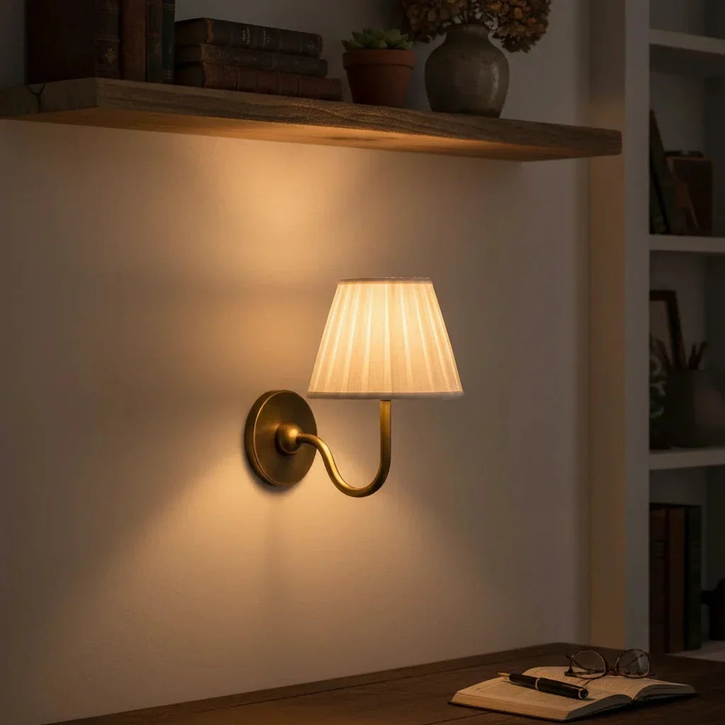 Vegglampe med plissert skjerm | Klassisk veggbelysning i metall og lin til rustikt soverom, gang, lesekrok og hjem – Lamylie