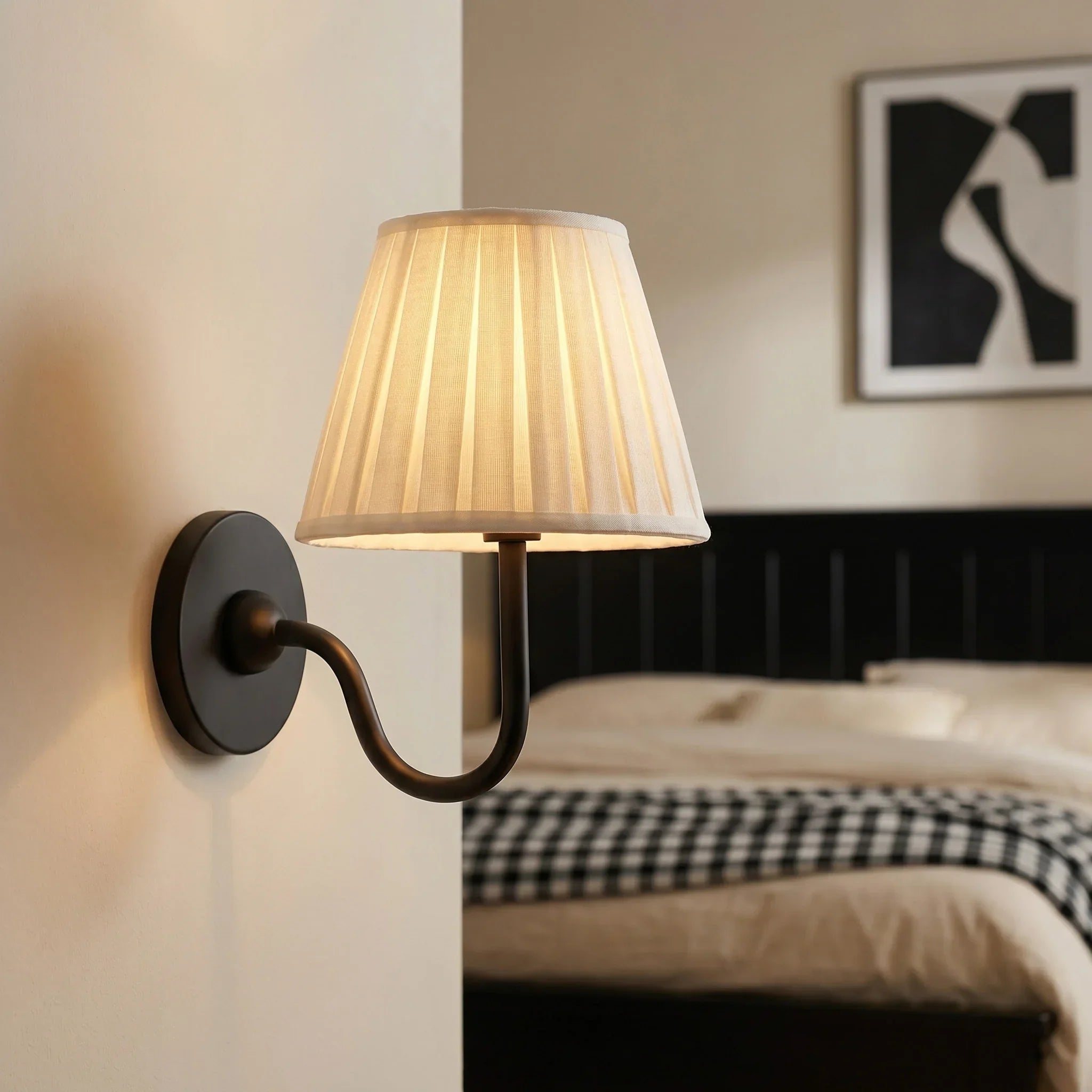 Vegglampe med plissert skjerm | Klassisk veggbelysning i metall og lin til rustikt soverom, gang, lesekrok og hjem – Lamylie