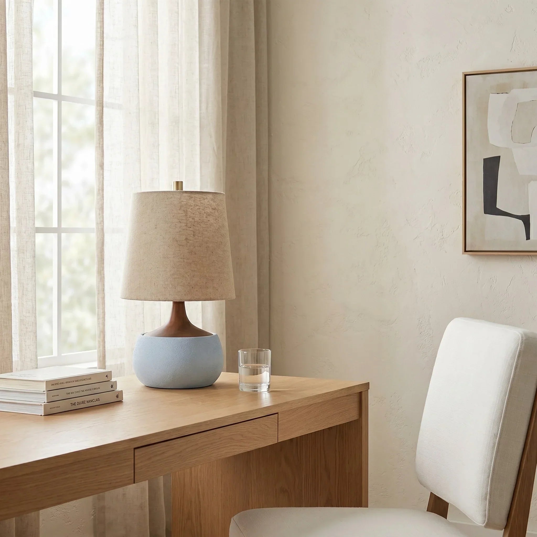 Stolní lampa s dřevěnou základnou, lněným stínidlem a válcem v cementovém vzhledu | Moderní design – Lamylie